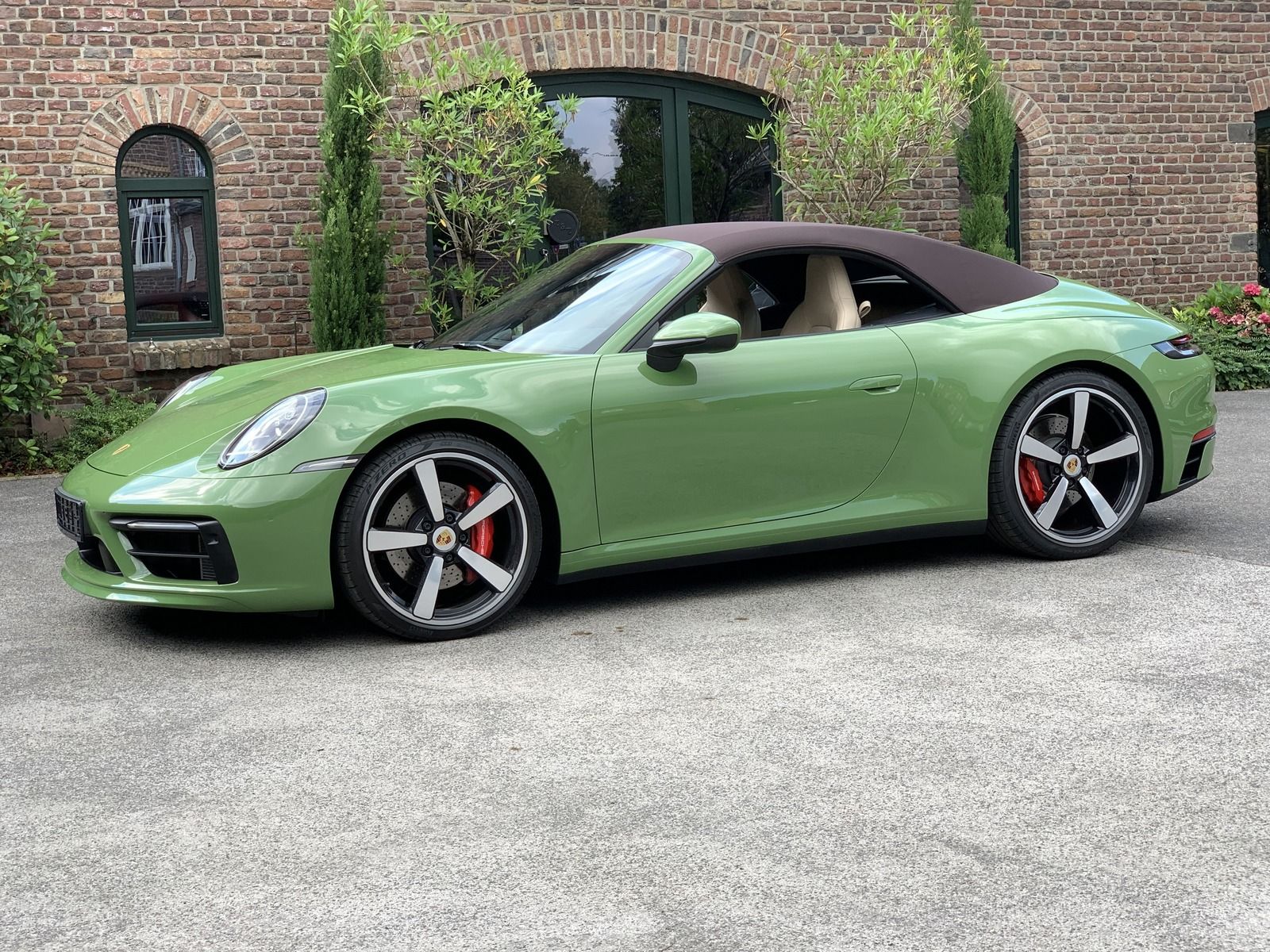 PORSCHE 992 911  4S Cabriolet PTS-OLIVEGRÜN*HERITAGE*SPO