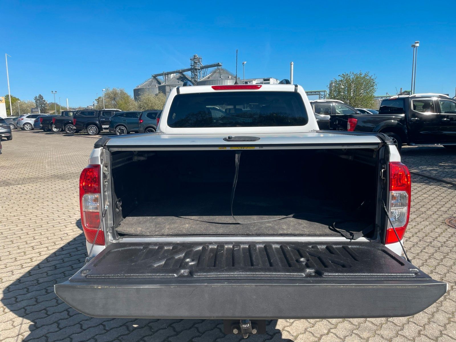 Fahrzeugabbildung Nissan Navara NP300 N-Guard Double Cab 4x4