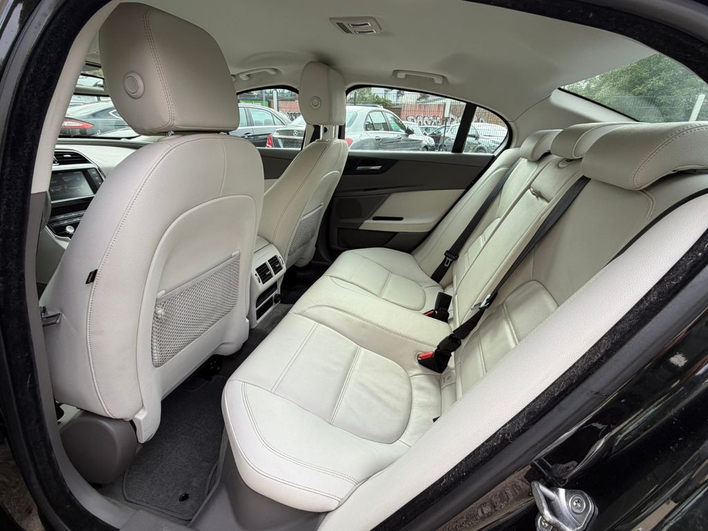Jaguar XE 20d 180PS Automatik*Leder*Navi*Xenon