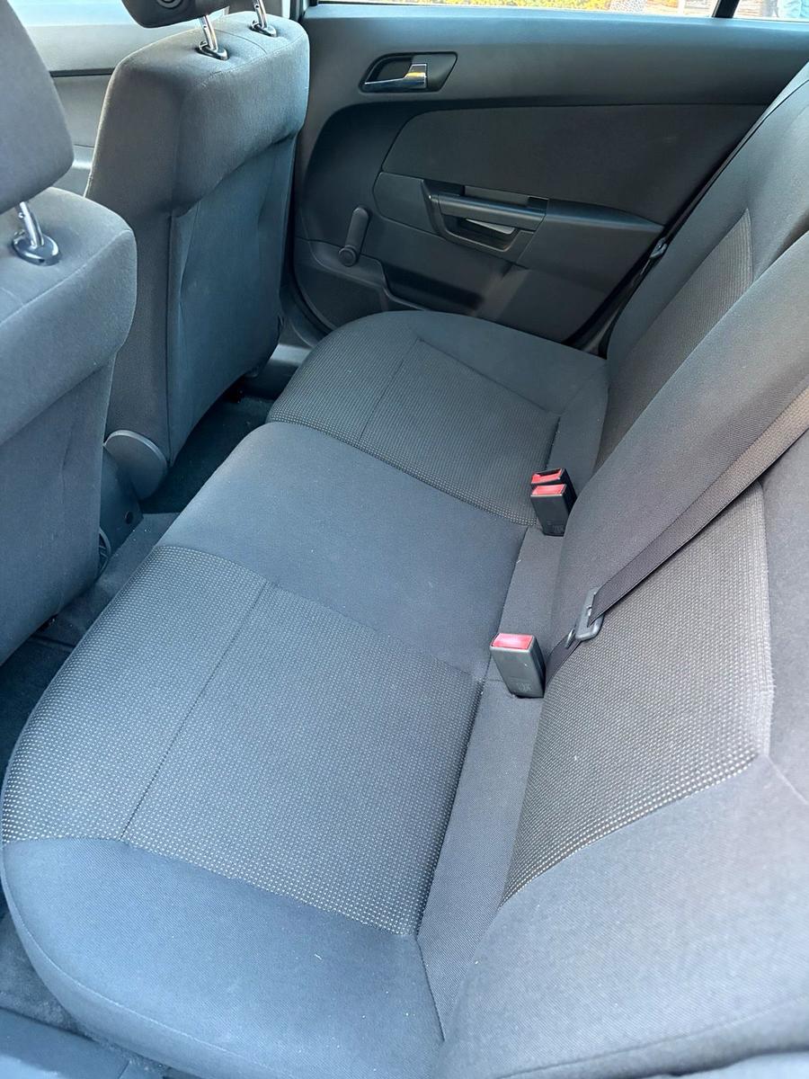 Opel Astra 2009 — photo 8