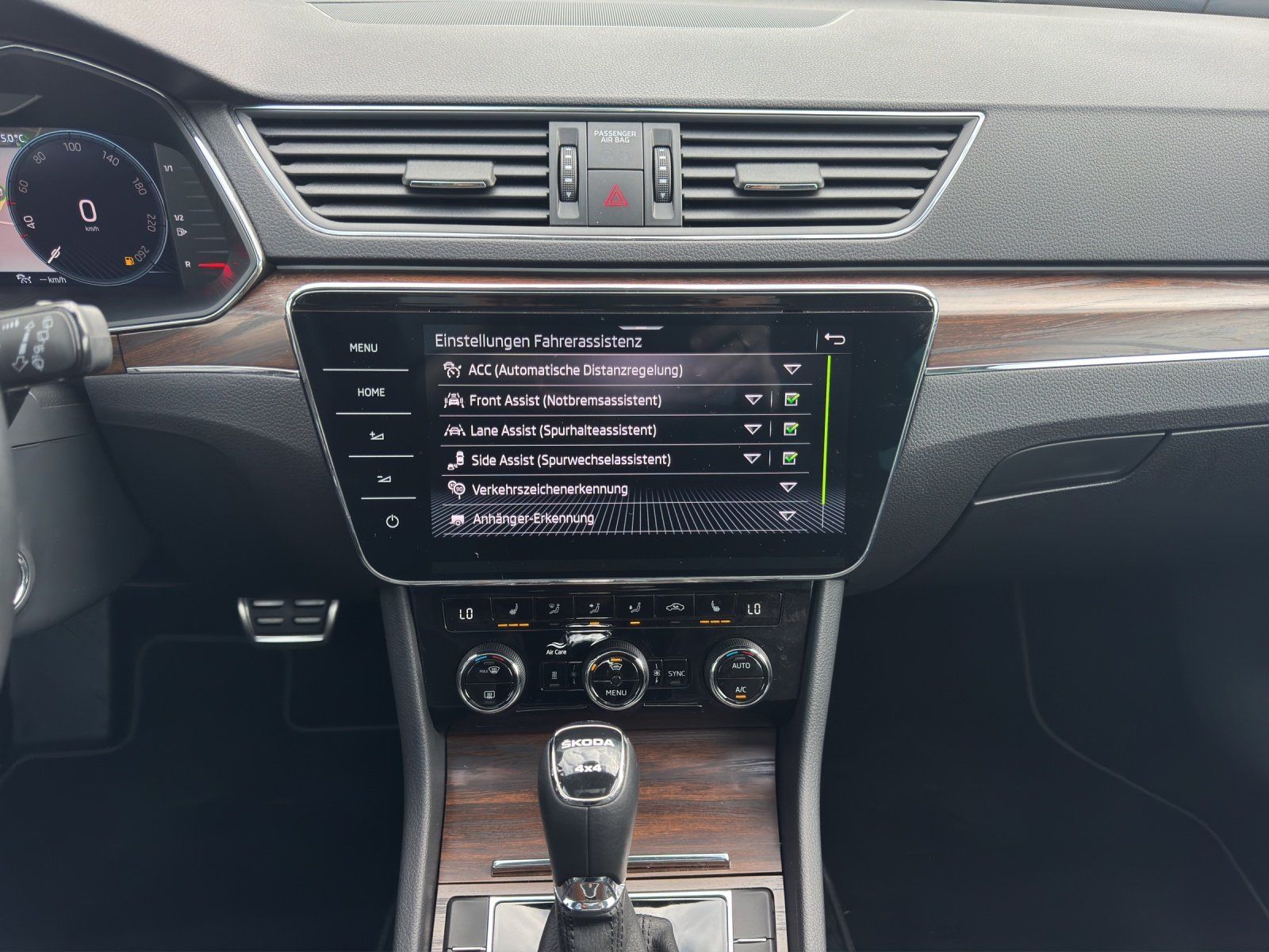 Fahrzeugabbildung SKODA Superb Combi 2.0 TSI Scout Final 4x4/AHK/PANO/