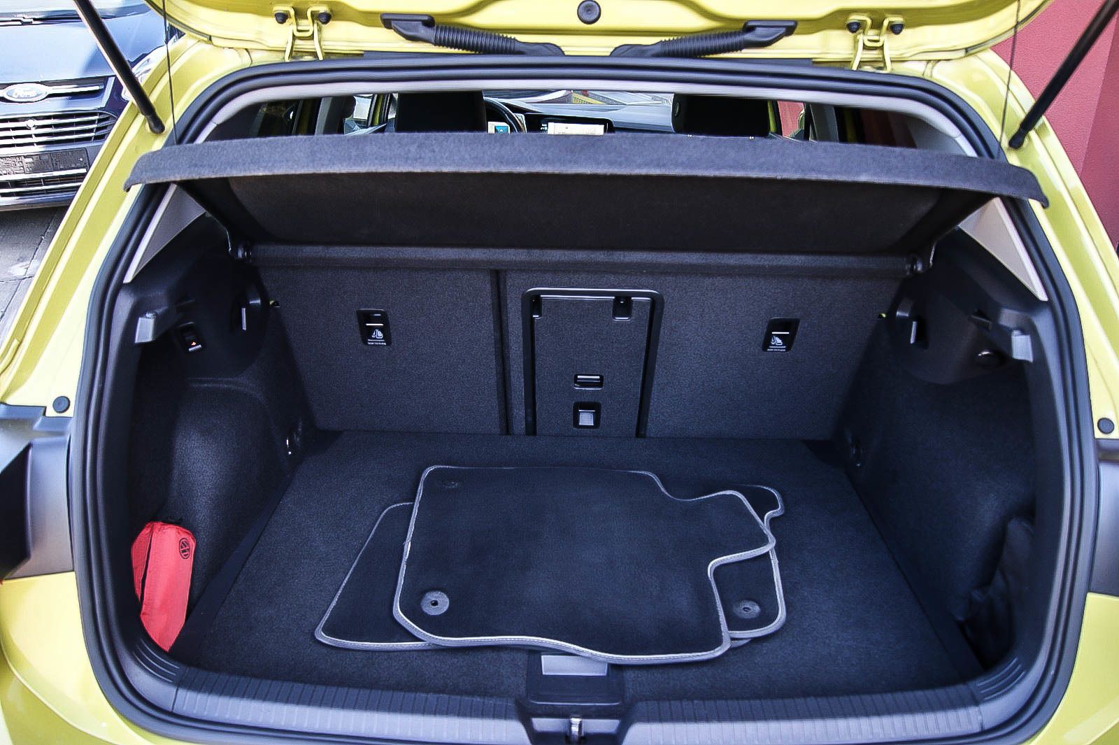 Fahrzeugabbildung Volkswagen Golf VIII 1.5eTSI DSG First Edition MATRIX ANHZV