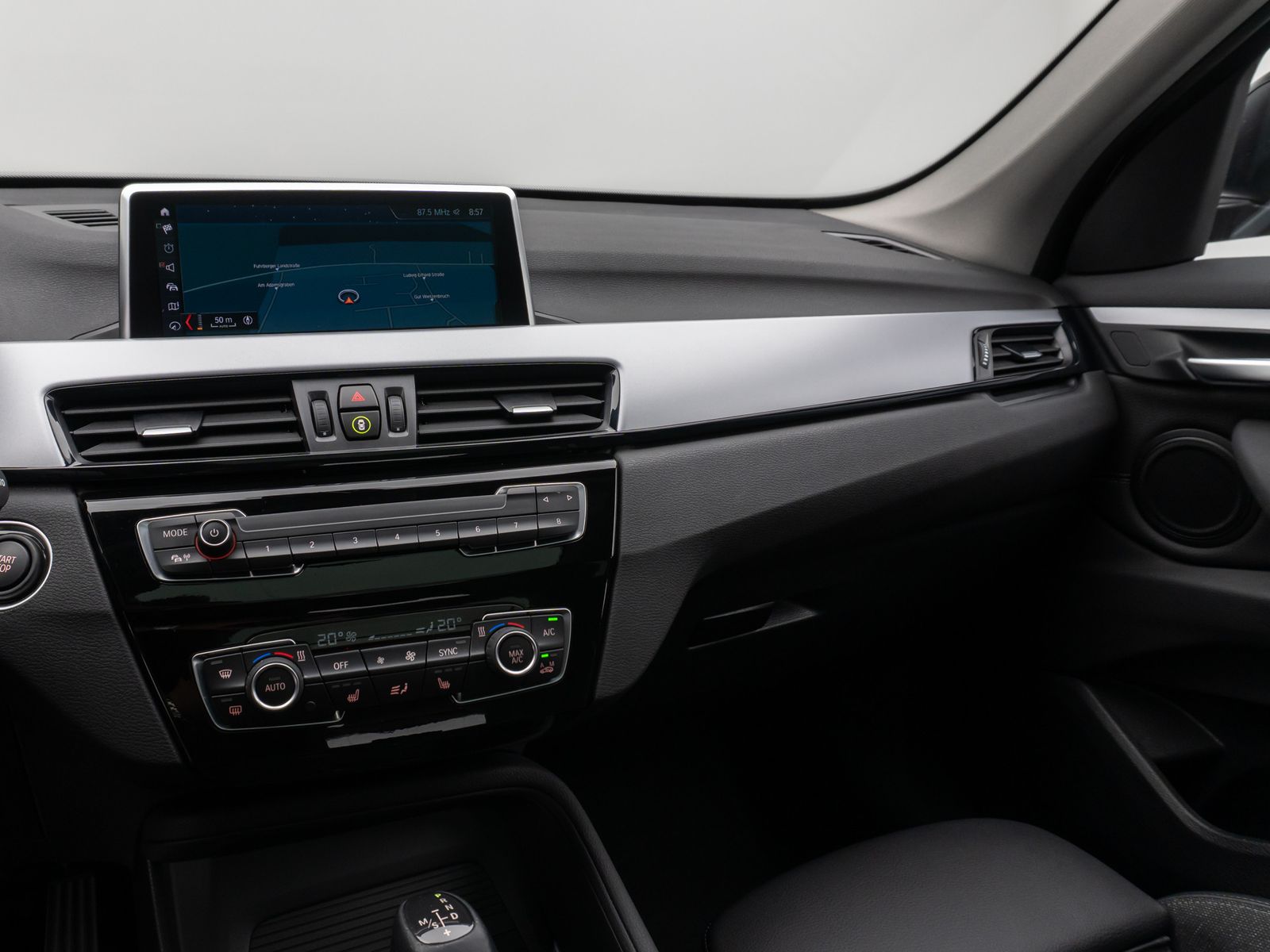 Fahrzeugabbildung BMW X1 xD25e Panorama DAB Navi Parkassistent Sport