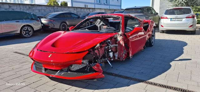 Ferrari F8  142 Spider  530kw lift