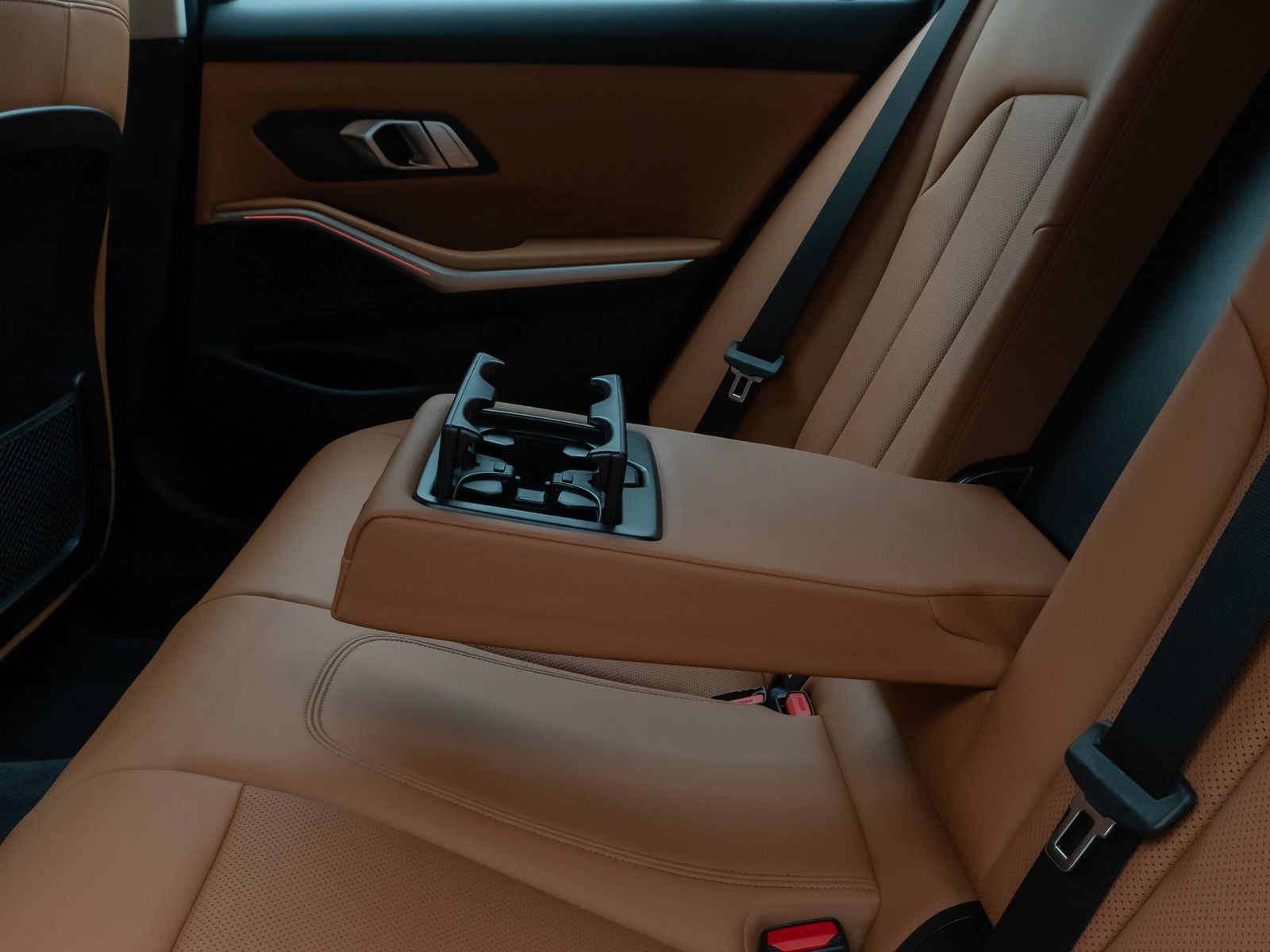 Fahrzeugabbildung BMW 320d Individual DAB HiFi Leder AHK Alarm Sport