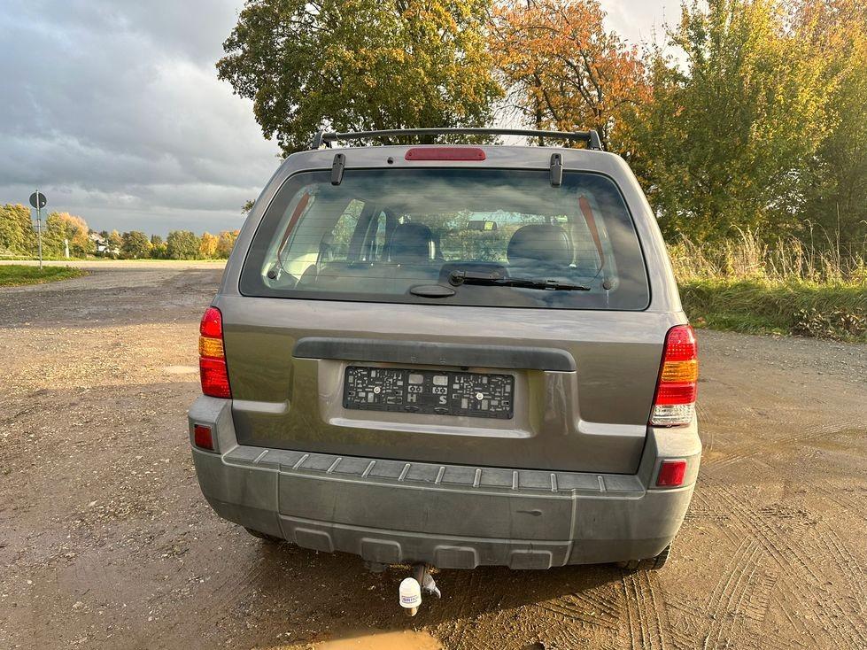 Ford Maverick 2004 — rear view