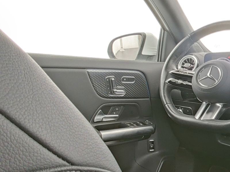 Fahrzeugabbildung Mercedes-Benz EQA 300 4M AMG AHK+Leder+FahrassPak+Memory+Ambi