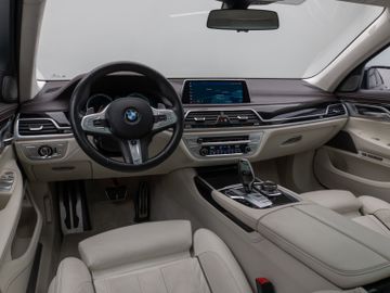 Fahrzeugabbildung BMW 750i xD M Sport 360°Laser Glasdach HUD DAB H/K