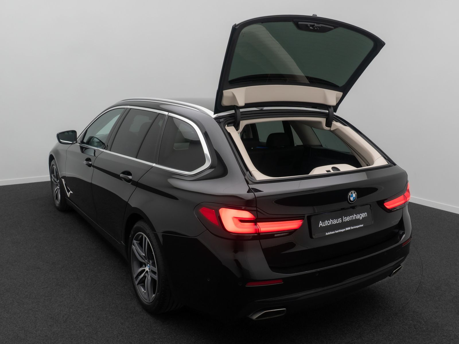 Fahrzeugabbildung BMW 530d xD ACC HUD DAB Kamera AHK Alarm H/K Sport