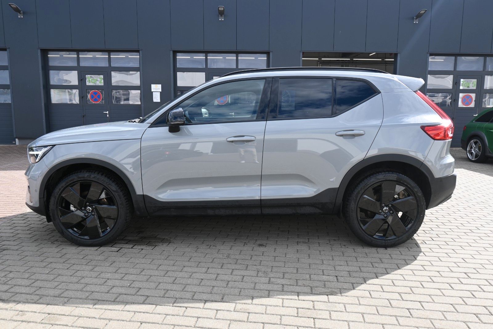 Fahrzeugabbildung Volvo XC40 B4 DKG Plus Black Edition*FSHZG*360°*ACC