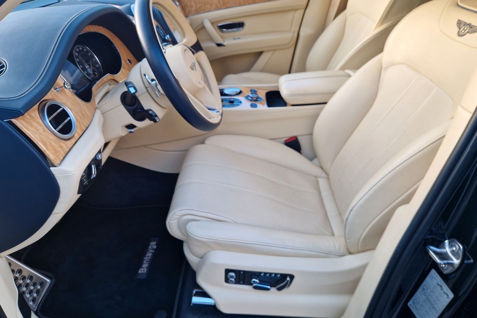 Fahrzeugabbildung Bentley Bentayga V8 Diesel*Massage*AHK*Schiebedach*VOLL