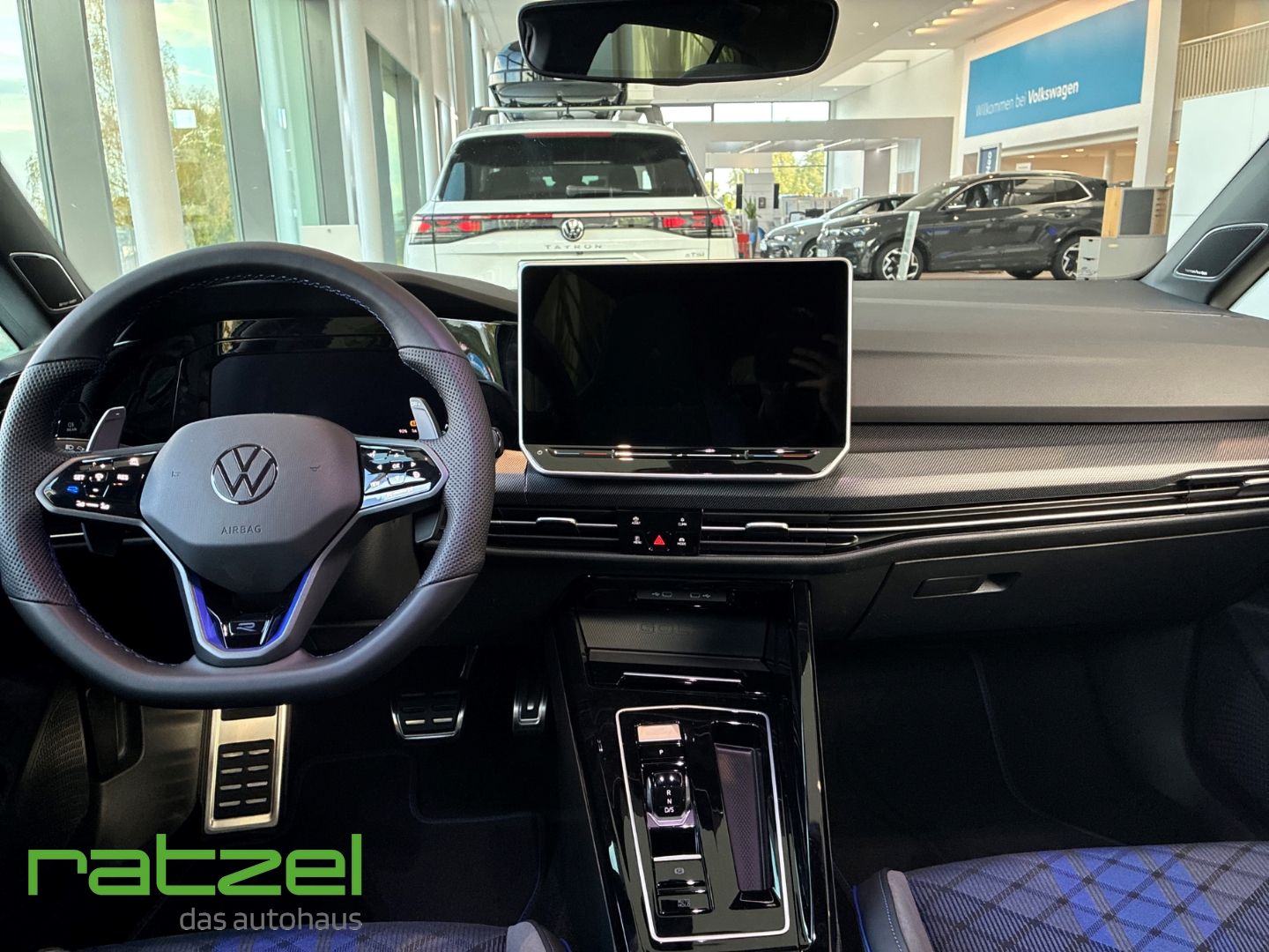 Fahrzeugabbildung Volkswagen Golf R VIII 2.0 Akra+Performance Paket+IQ.Light