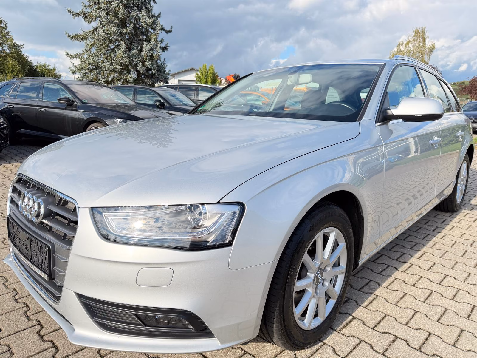 Audi A4 1.8 TFSI Attraction AHK Alu SHZ Xenon