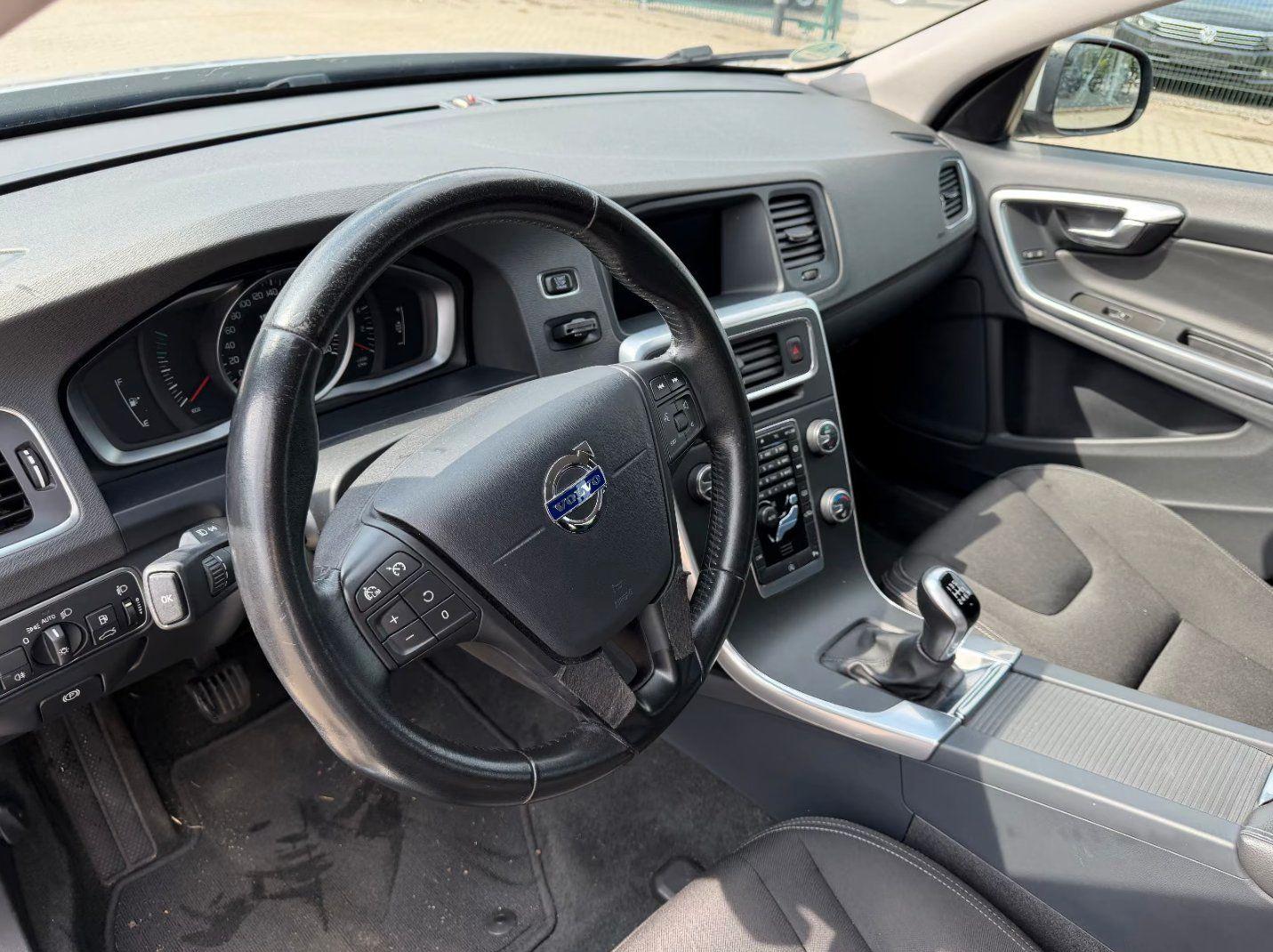 Volvo V60 2015 — photo 9