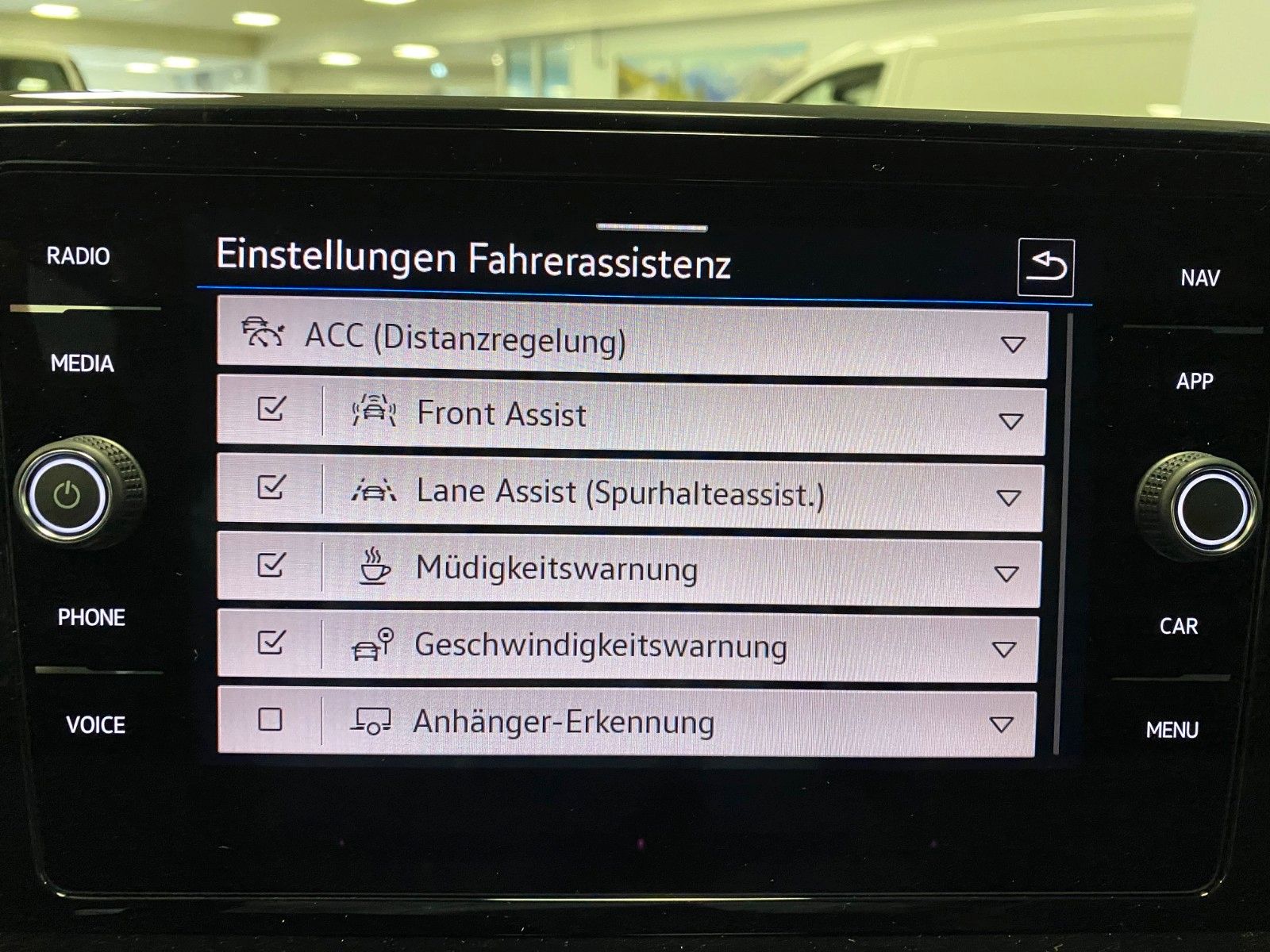 Fahrzeugabbildung Volkswagen T-Roc 1.5 TSI DSG R-Line+ACC+AHK+19 ZOLL ALUFELG