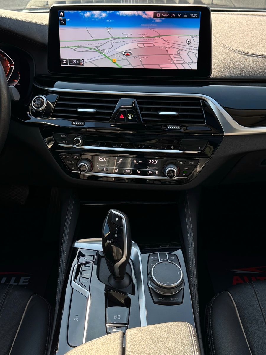 Fahrzeugabbildung BMW 520i Touring Luxury Line Pano Leder HiFi CAM AHK