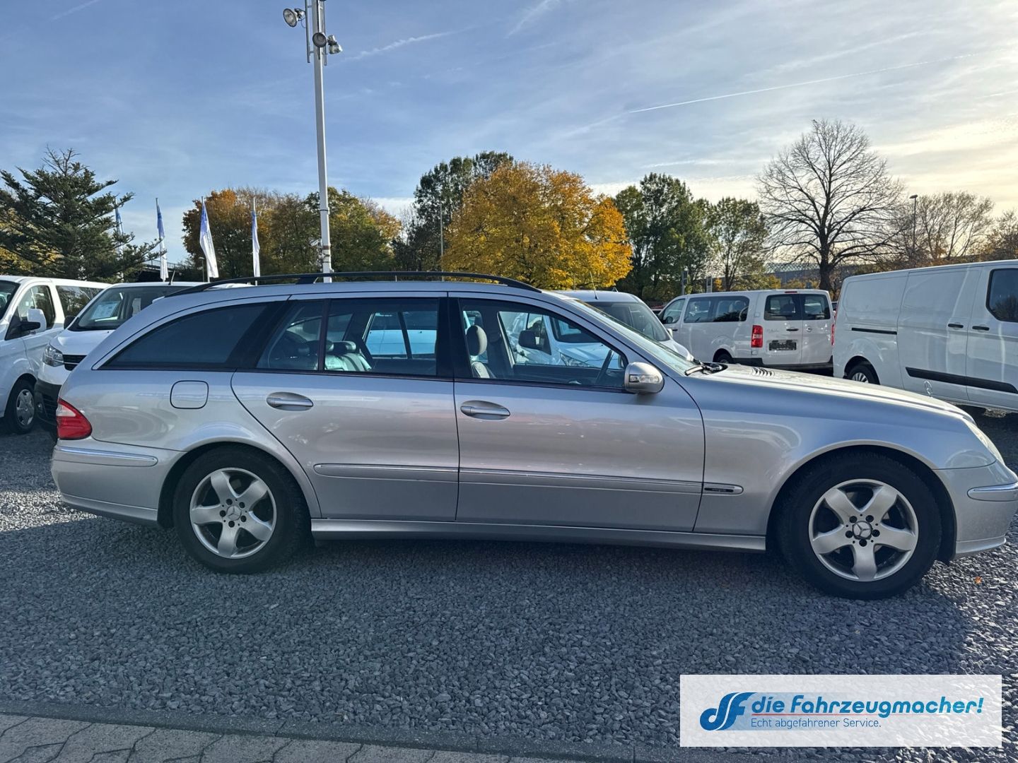 Fahrzeugabbildung Mercedes-Benz E 240 Navi Bi-Xenon Klimaautom e-Sitze *EXPORT