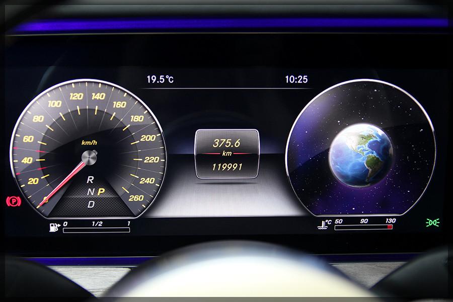 Mercedes-Benz E 200 4MATIC AMG PANO / NAVI / PDC