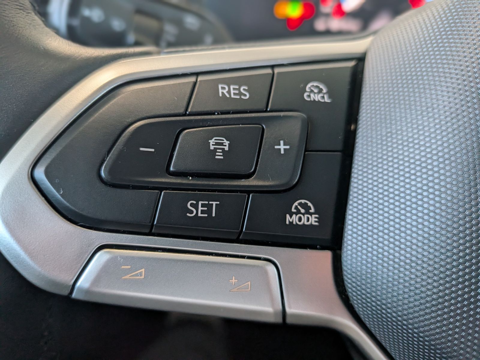 Fahrzeugabbildung Volkswagen Tiguan 1.5 eTSI ENERGY HD-Matrix 360 AHK 19