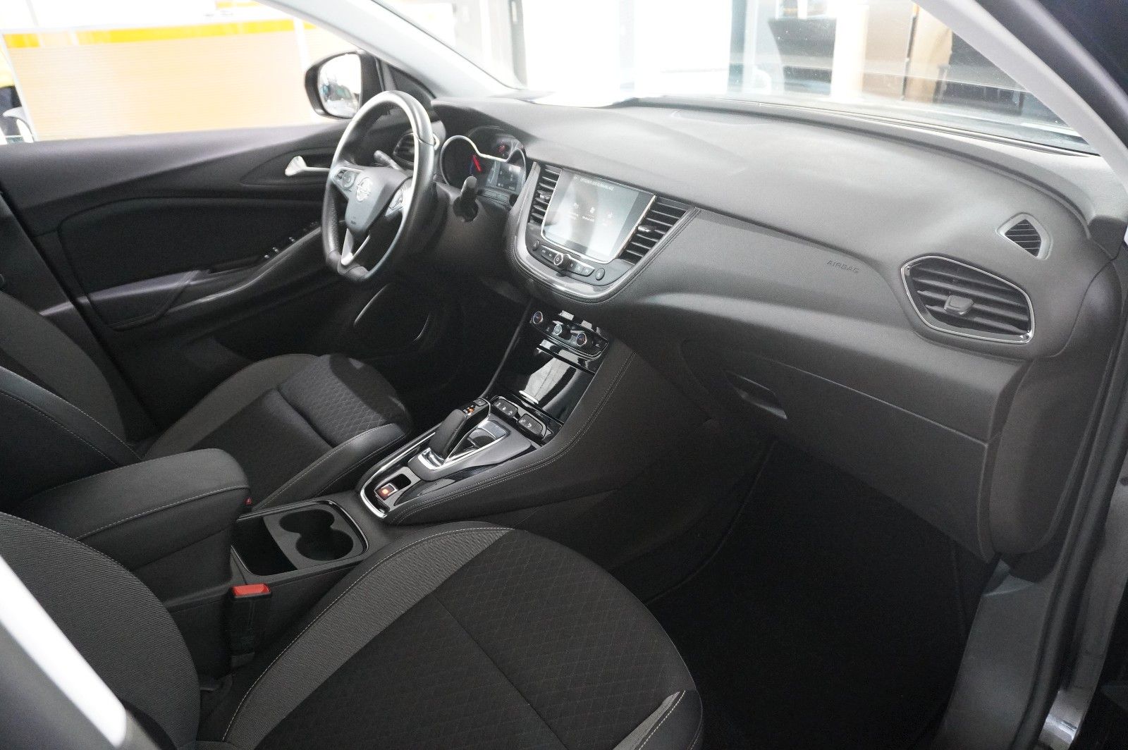 Fahrzeugabbildung Opel Grandland (X) 1.6T HYBRID NAVI/KAMERA/SH/SPORT