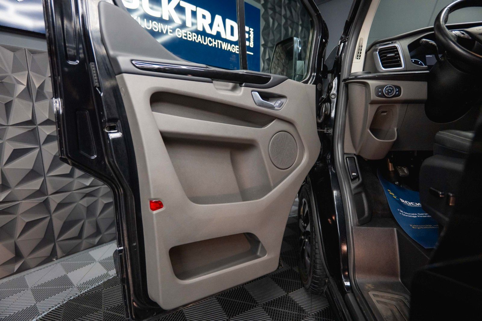 Fahrzeugabbildung Ford Tourneo Custom 320 L2 Sport | 8Sitze | ACC | LED