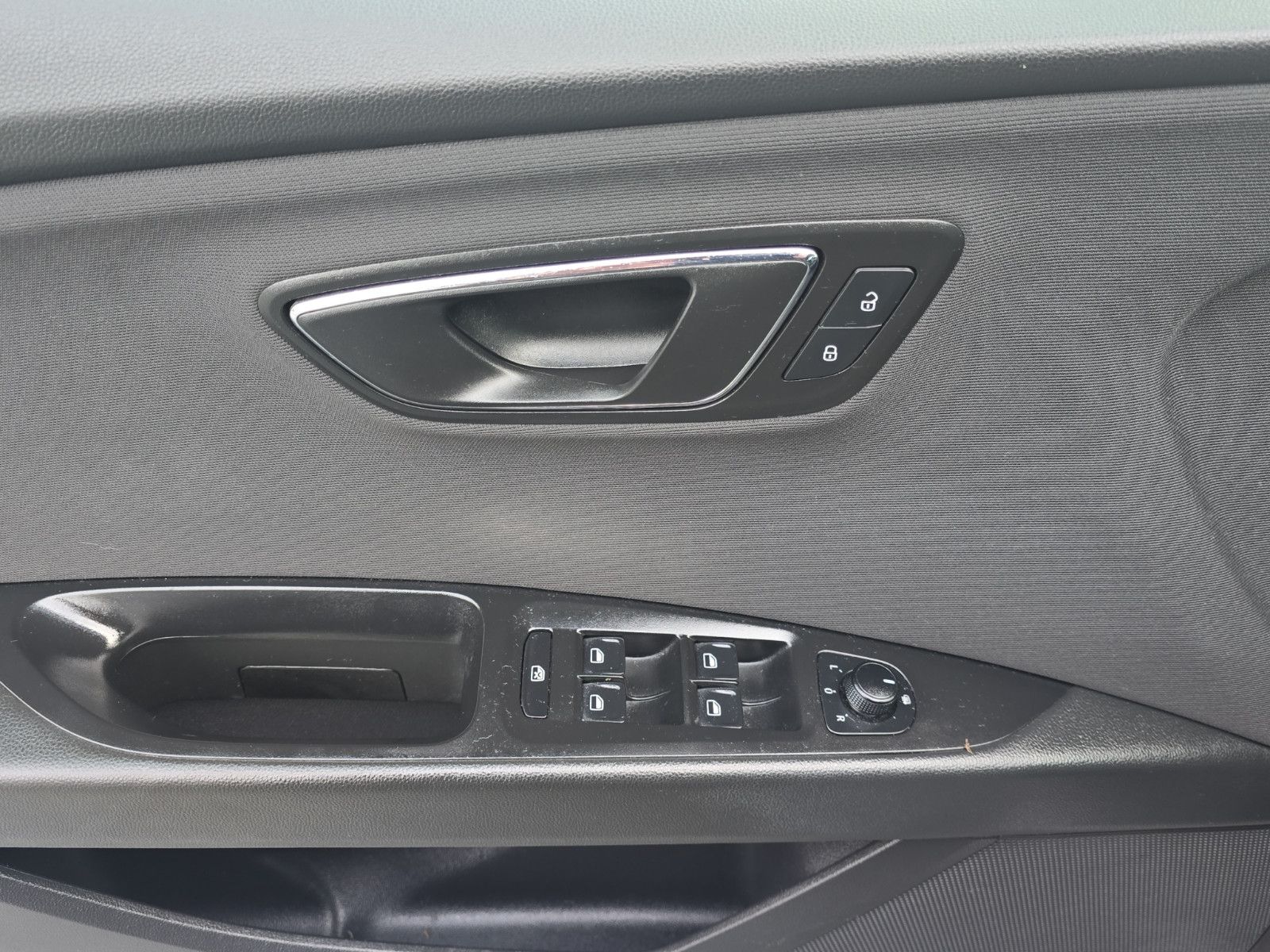 Fahrzeugabbildung SEAT Leon Style Diesel DSG-AUTOMATIK Temp PDC Klima