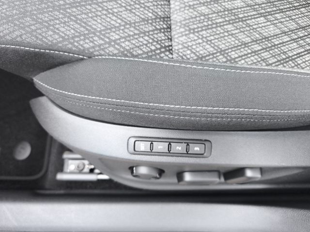 Fahrzeugabbildung SKODA Karoq 1.5 TSI DSG Selection Tour AHK PANO AREA-V