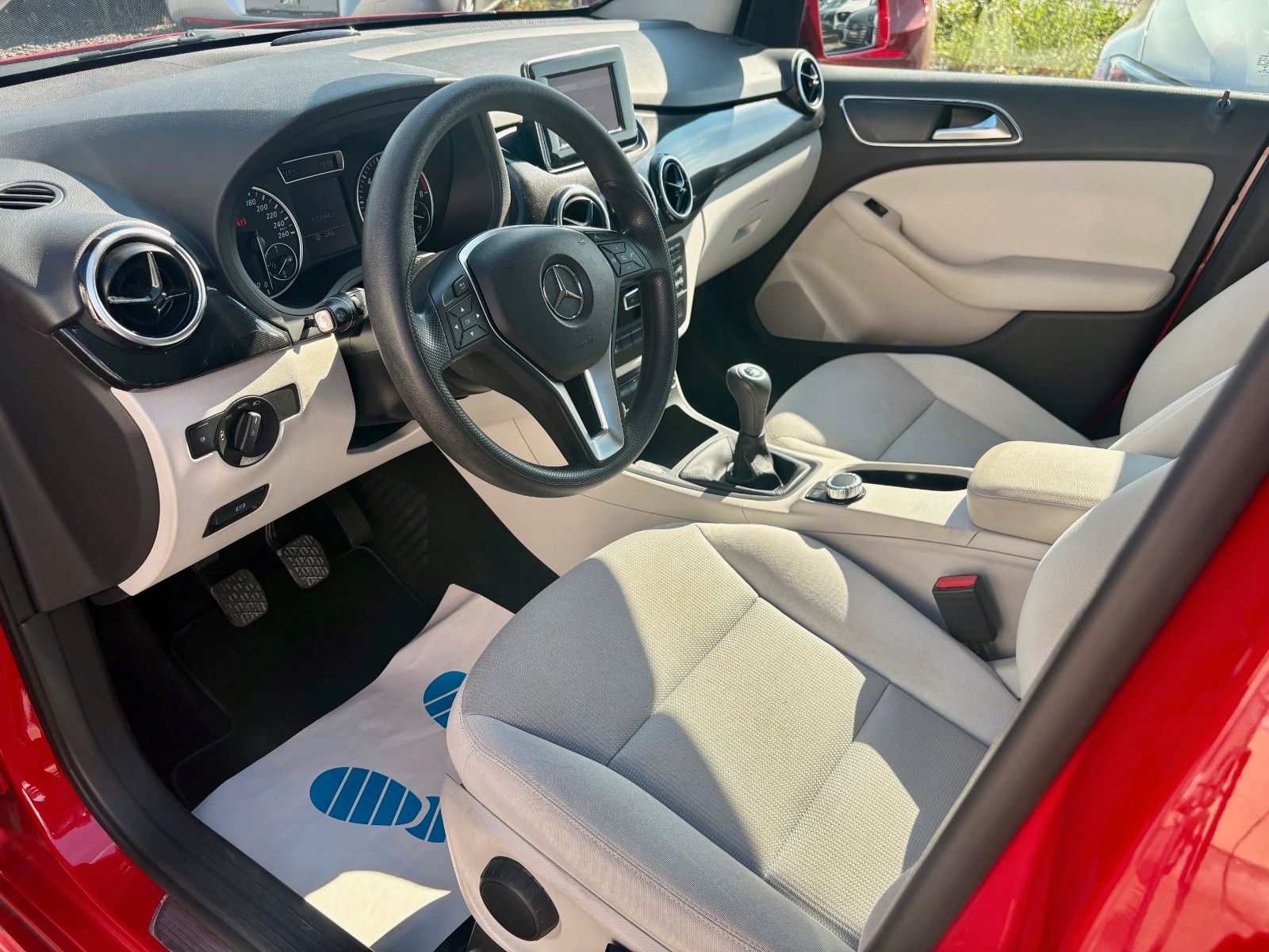 Fahrzeugabbildung Mercedes-Benz B 180 Xenon AHK 1.HAND Klima SCHECKHEFT SHZ PDC
