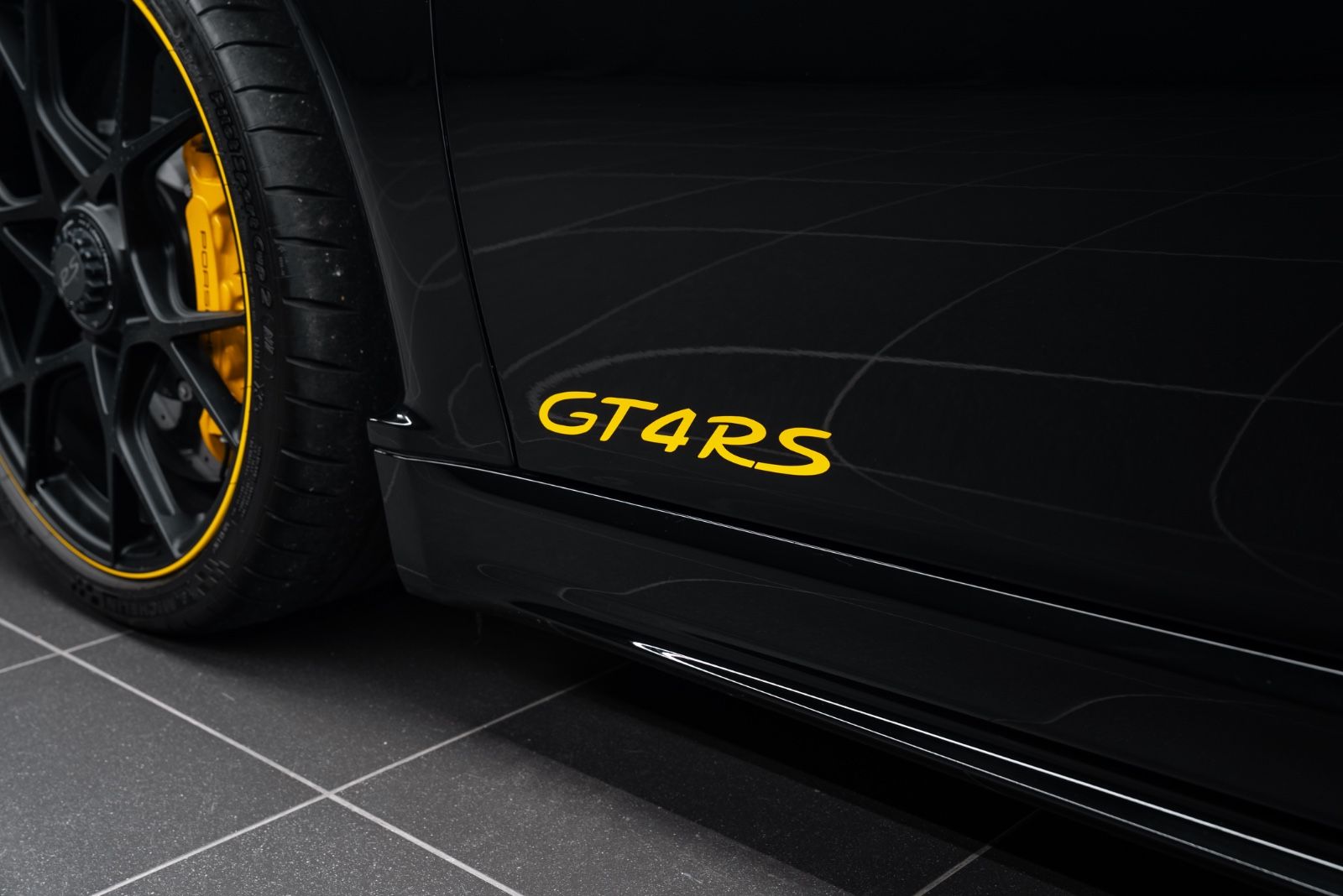 Fahrzeugabbildung Porsche 718 Cayman GT4 RS WEISSACH/PCCB/LIFT/CARBON