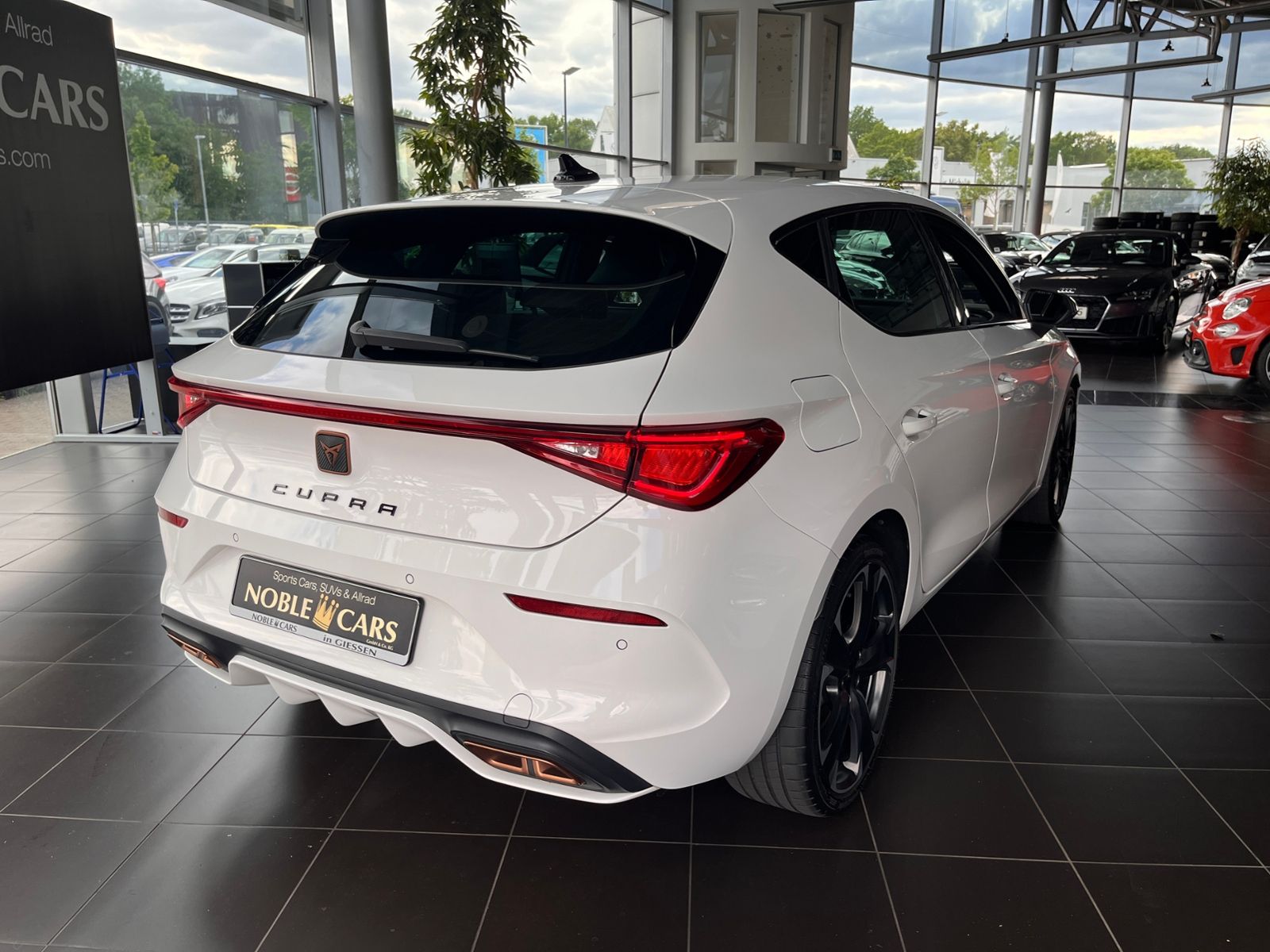 Fahrzeugabbildung CUPRA Leon VZ e-Hybrid LED ACC NAV RFK SHZ 19"