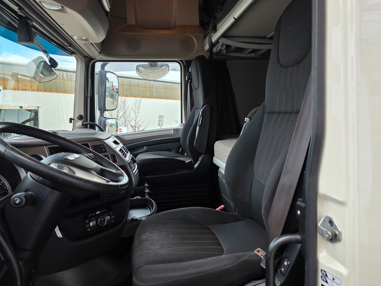 Fahrzeugabbildung DAF XF 530 8x2 Palfinger PK 34002 SH+JIB+Winde Funk