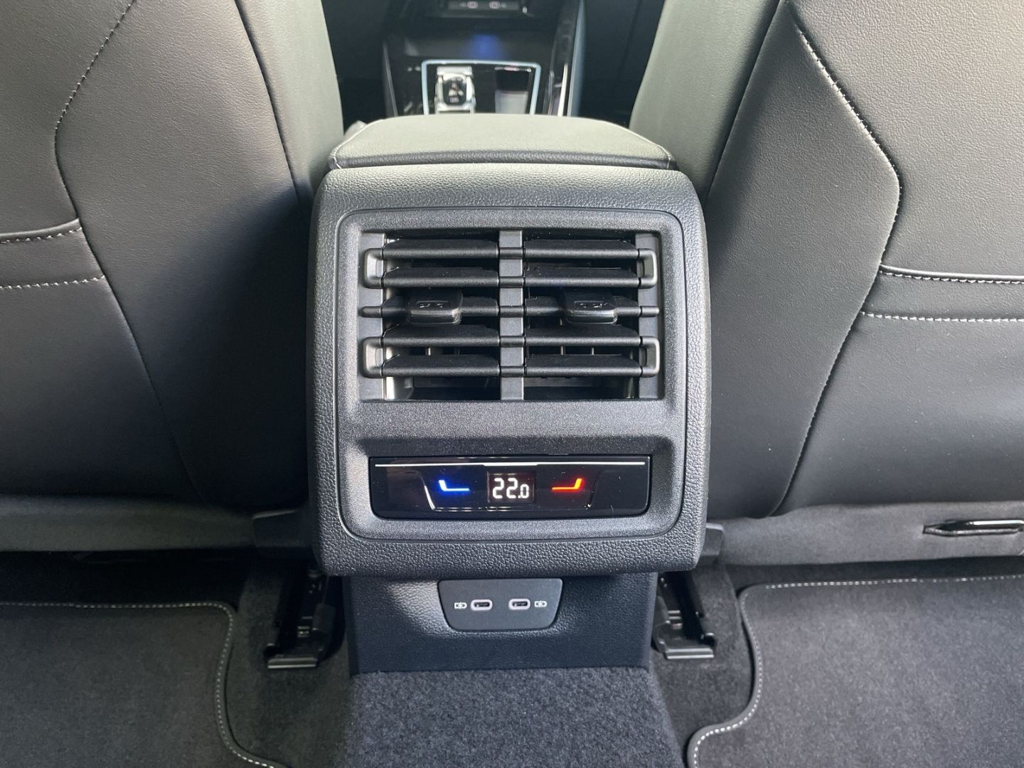 Golf VIII 1.5 eTSI DSG R-Line AHK/360°Kamera/HUD