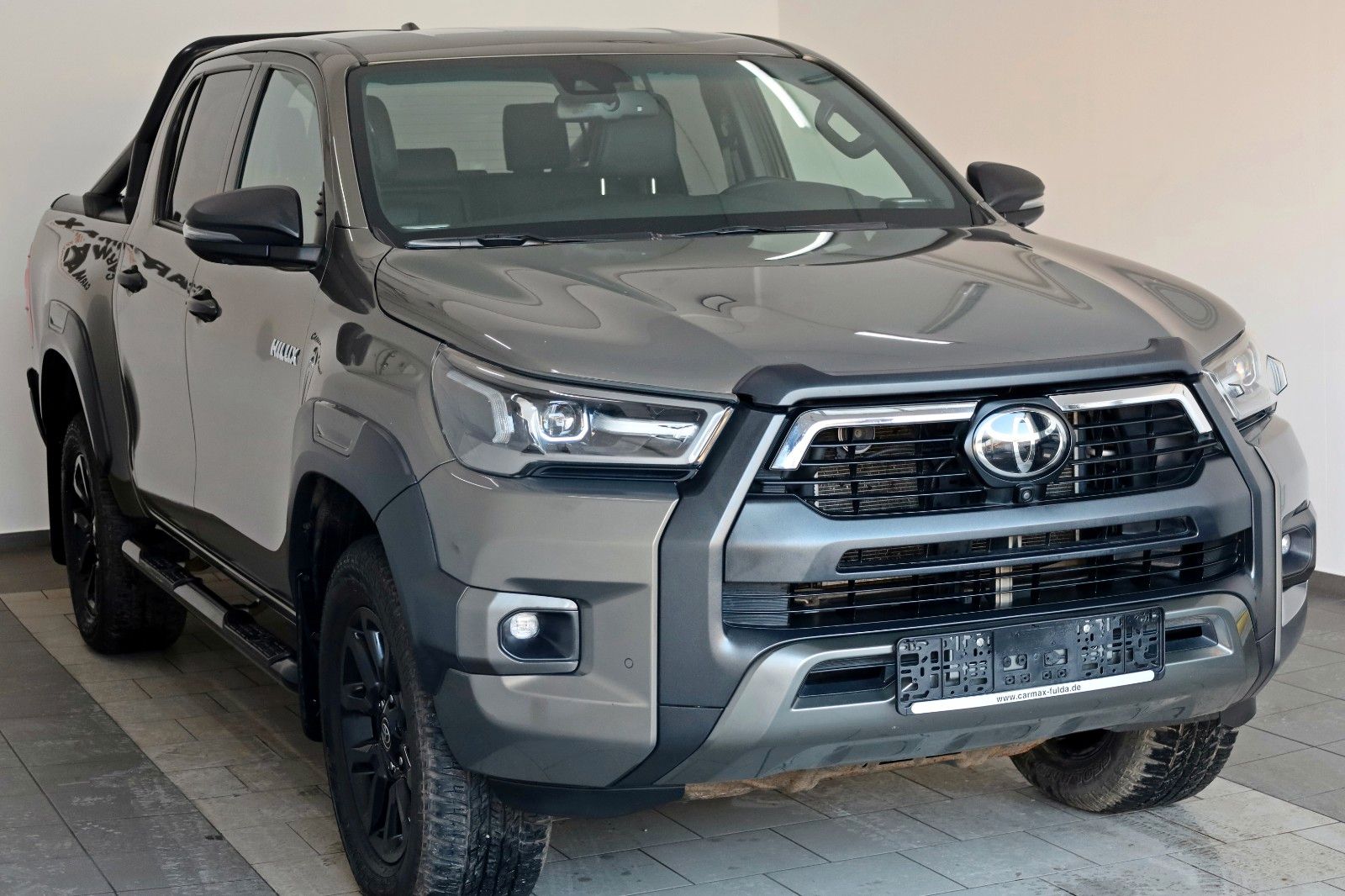 Fahrzeugabbildung Toyota Hilux 2.8 D-4D Invincible, Rollbügel, Rollo, AHK