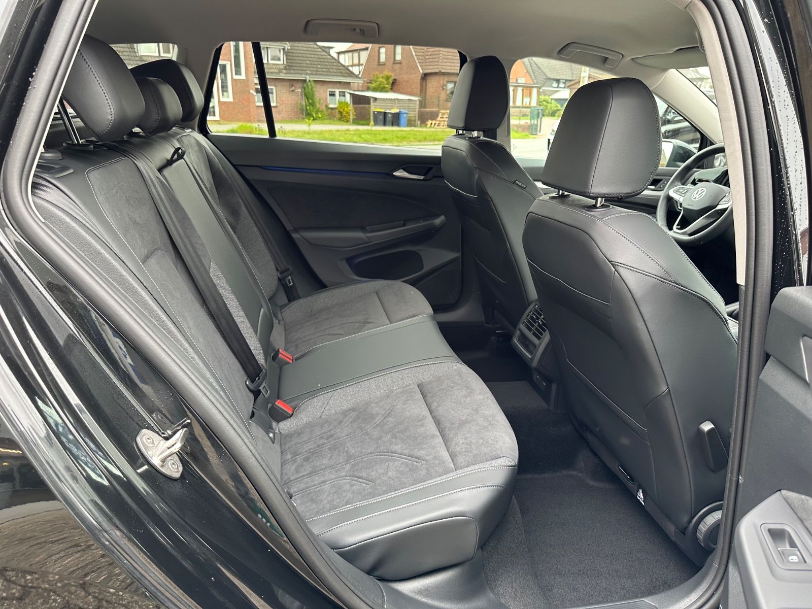 Fahrzeugabbildung Volkswagen Golf VIII Variant 1.5 TSI Life Navi/ACC/LED/Shzg