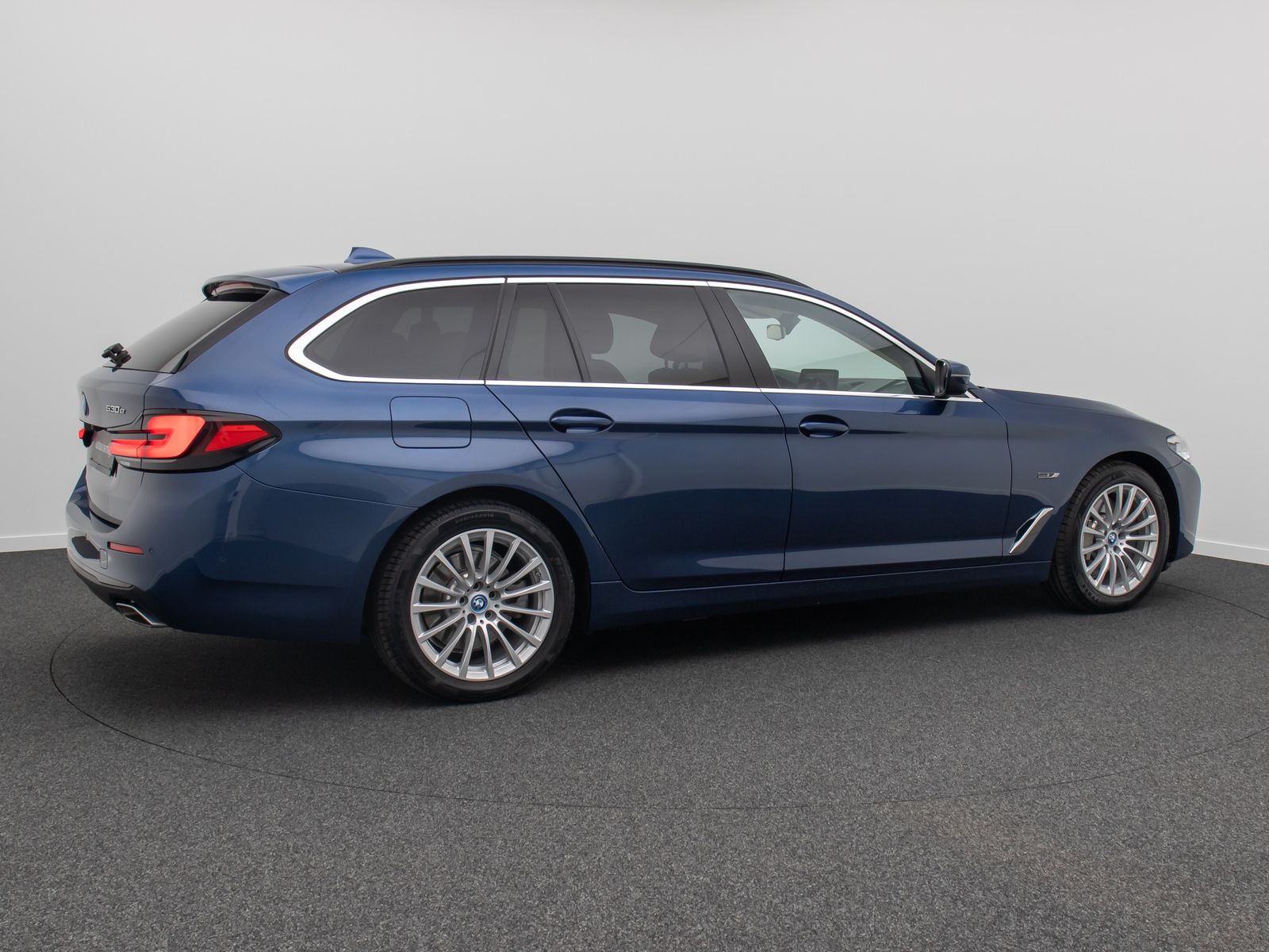 Fahrzeugabbildung BMW 530e Alarm AHK ACC Kamera DAB HiFi WLAN Sport