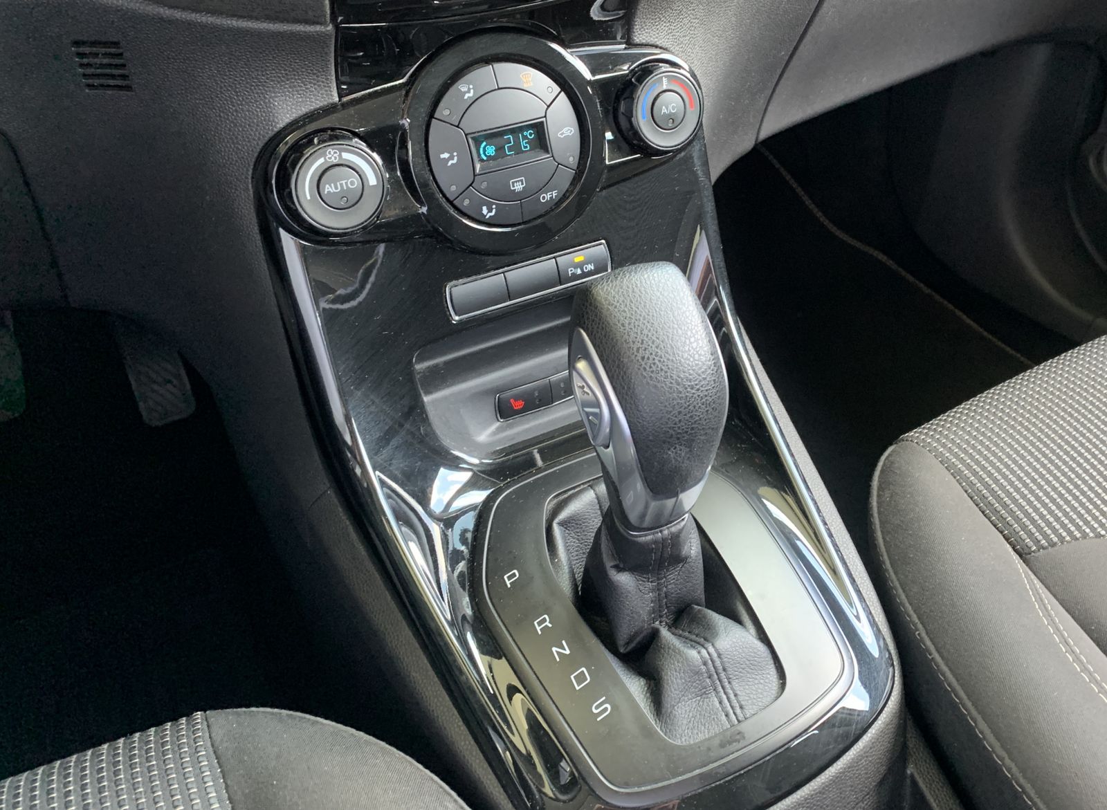 Fahrzeugabbildung Ford Fiesta 1.0 Titanium*AHK*Cam*SHZ*Navi*Klima*
