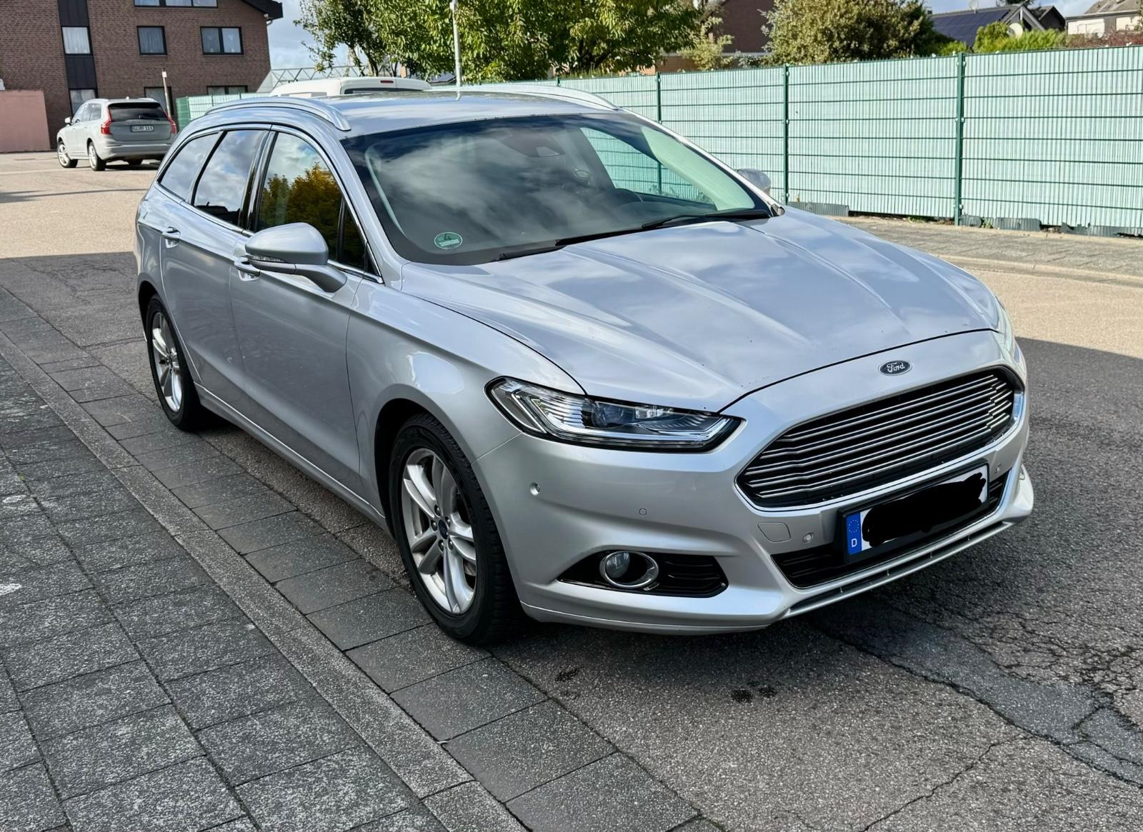 Ford Mondeo 2015 — вигляд ззаду