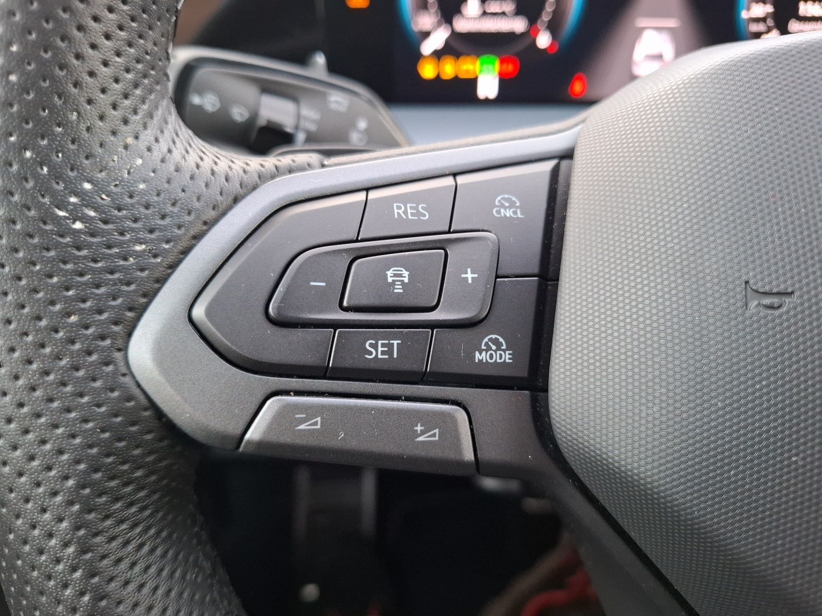 Fahrzeugabbildung Volkswagen Tayron TDI R-Line DSG 4M Matrix AHK Navi AID HUD