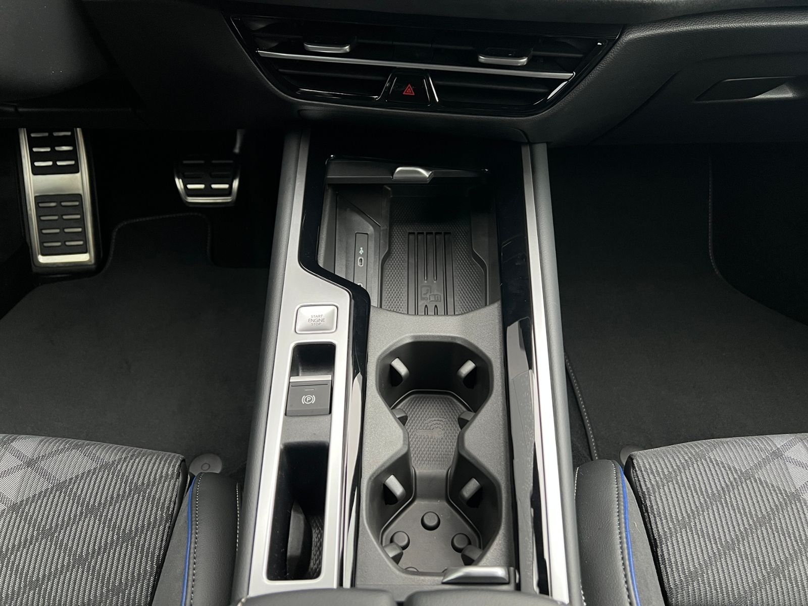 Fahrzeugabbildung Volkswagen Passat Variant R-Line 2.0 TDI DSG 4MOTION *AHK,