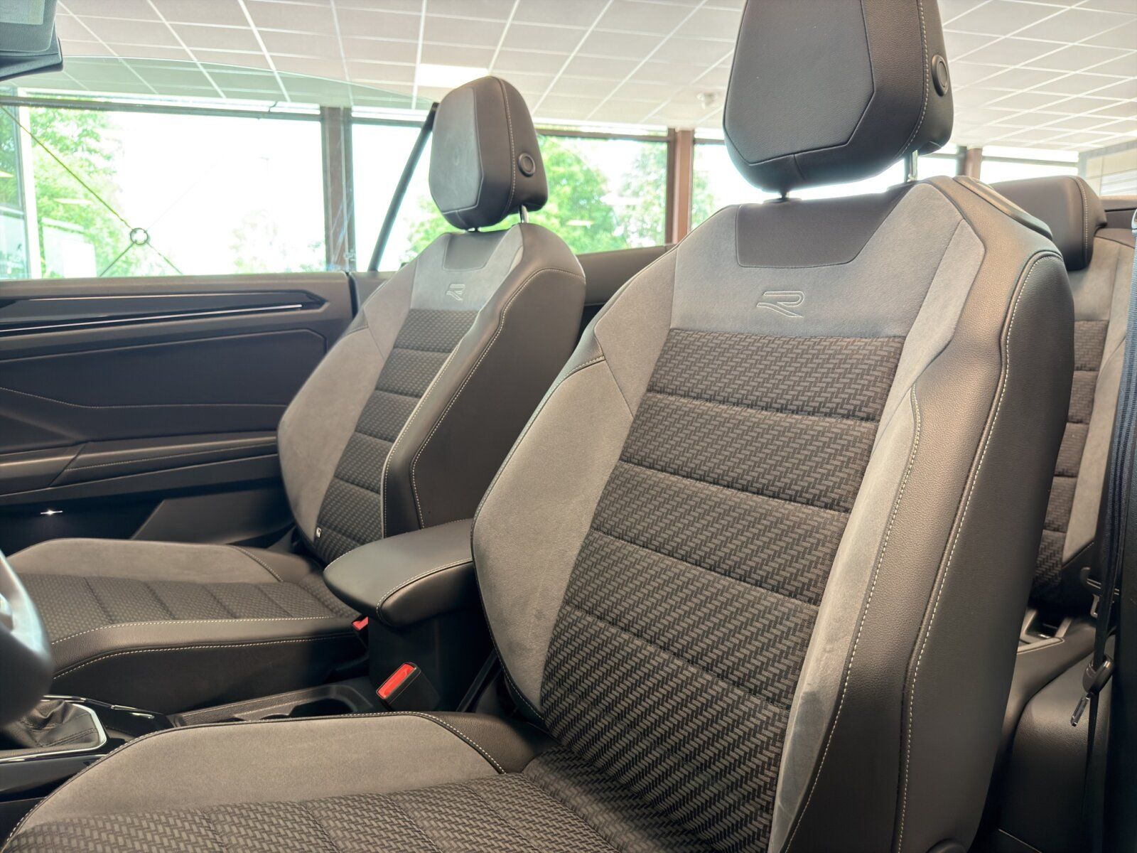 Fahrzeugabbildung Volkswagen T-Roc Cabriolet 1.5 TSI DSG R-Line ACC APP
