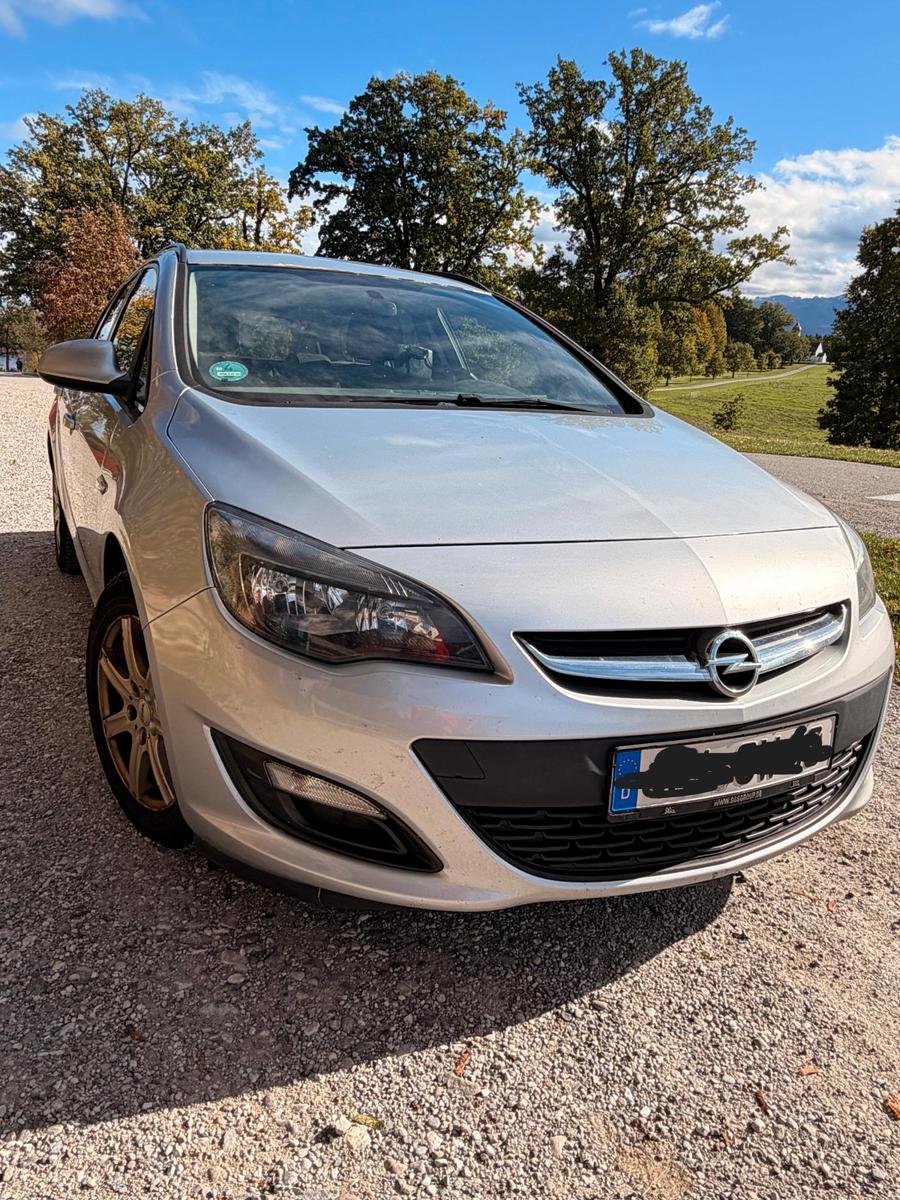 Opel Astra 2013 — вигляд ззаду
