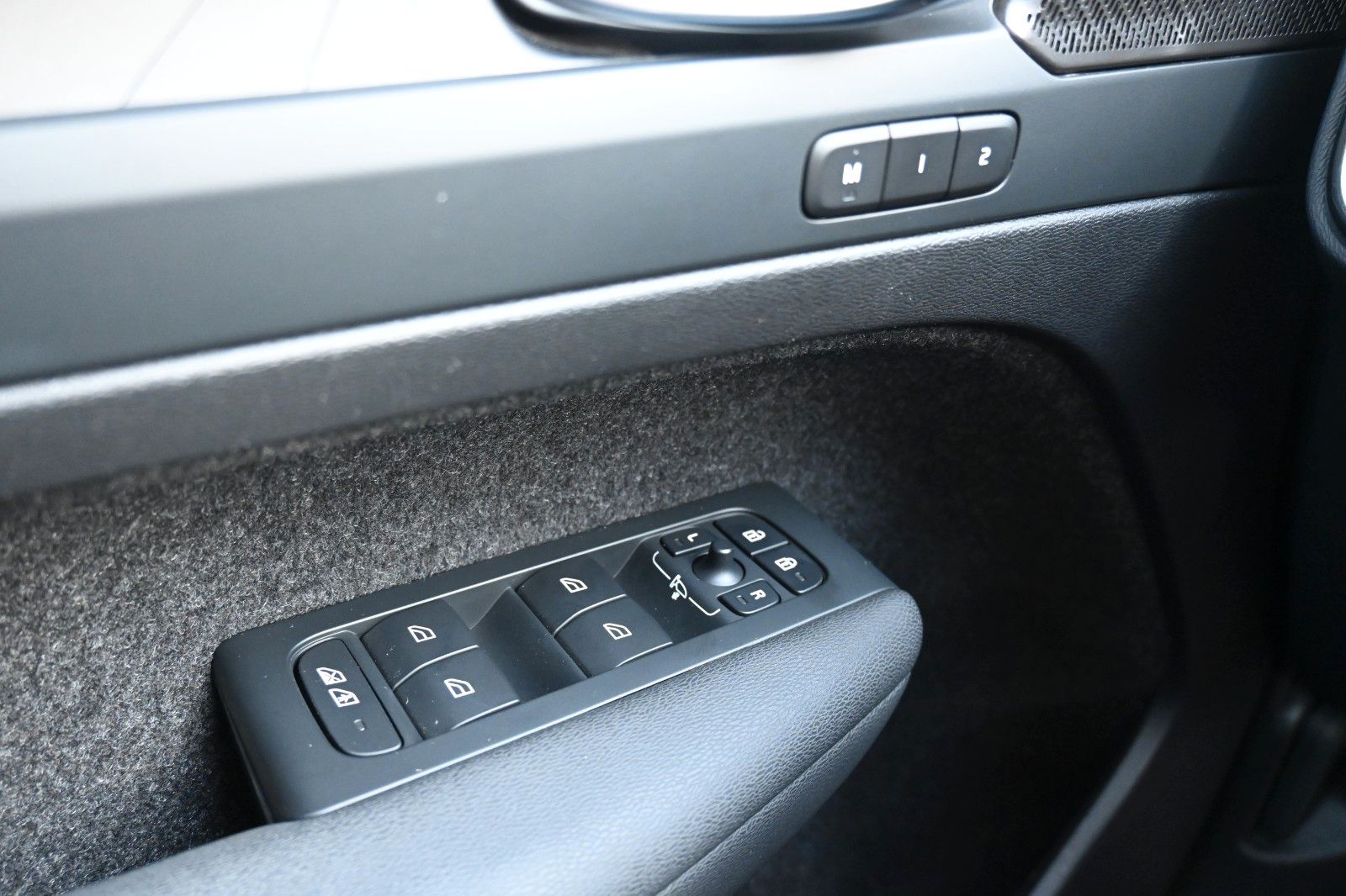 Fahrzeugabbildung Volvo XC40 T5 Recharge Plus Dark*H&K*BLIS*RFK*AHK