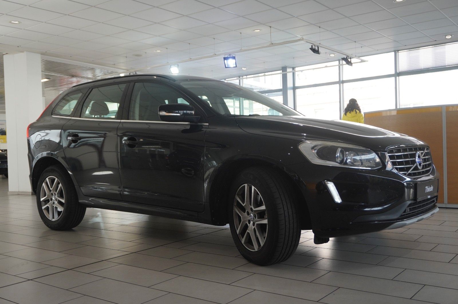 Fahrzeugabbildung Volvo XC 60 MOMENTUM 2WD NAVI/BI-XENON/SHZ/KAMERA/TEMP