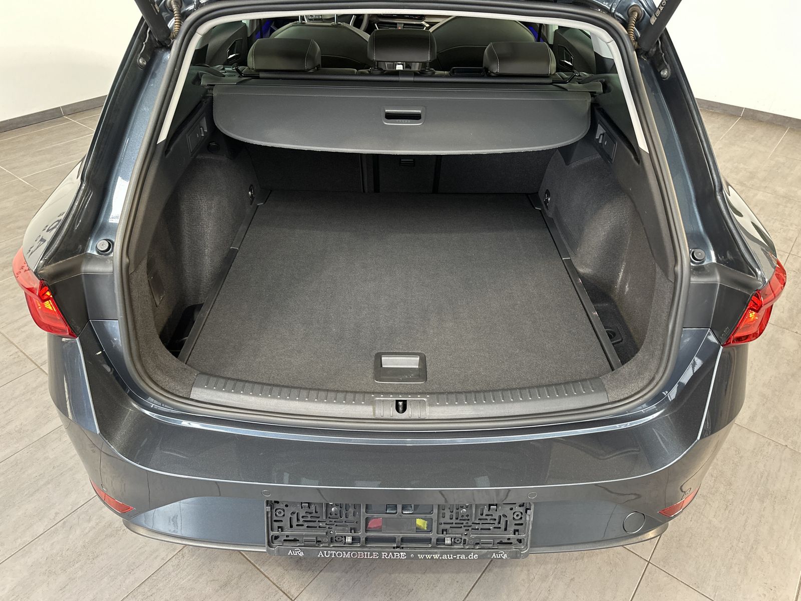 Fahrzeugabbildung SEAT Leon SpT 2.0 TDI DSG Xcellence NAV+LED+ACC+PANO