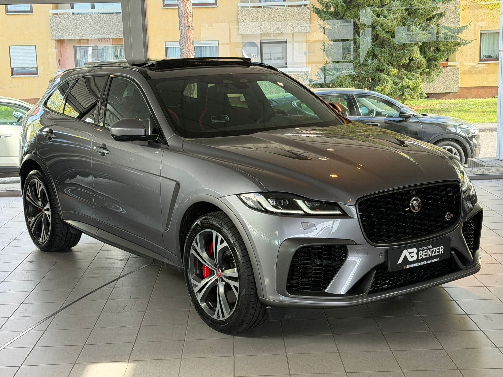 Fahrzeugabbildung Jaguar F-PACE SVR /PANO/MERIDIAN/HUD/360°KAM/MEMORY