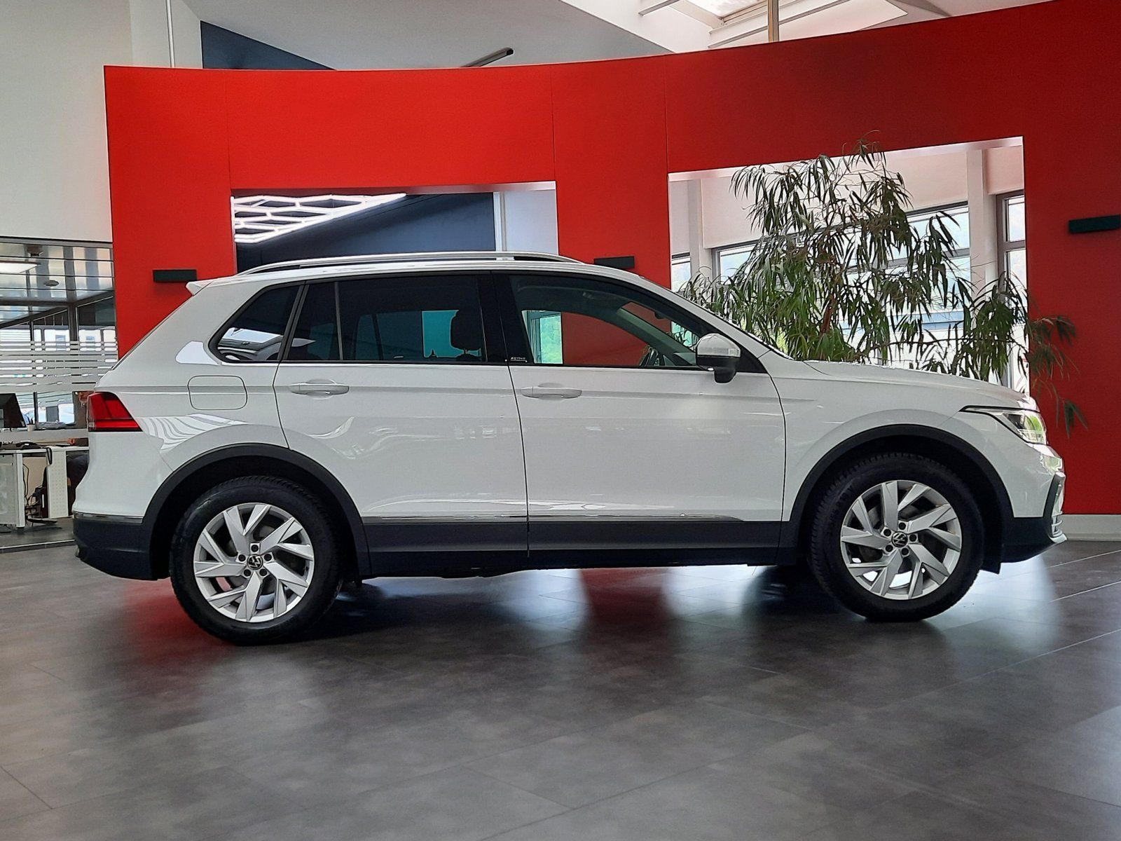Fahrzeugabbildung Volkswagen Tiguan Active TSI *Navi*Cam*LED*PDC*Sitzhzg*ACC*