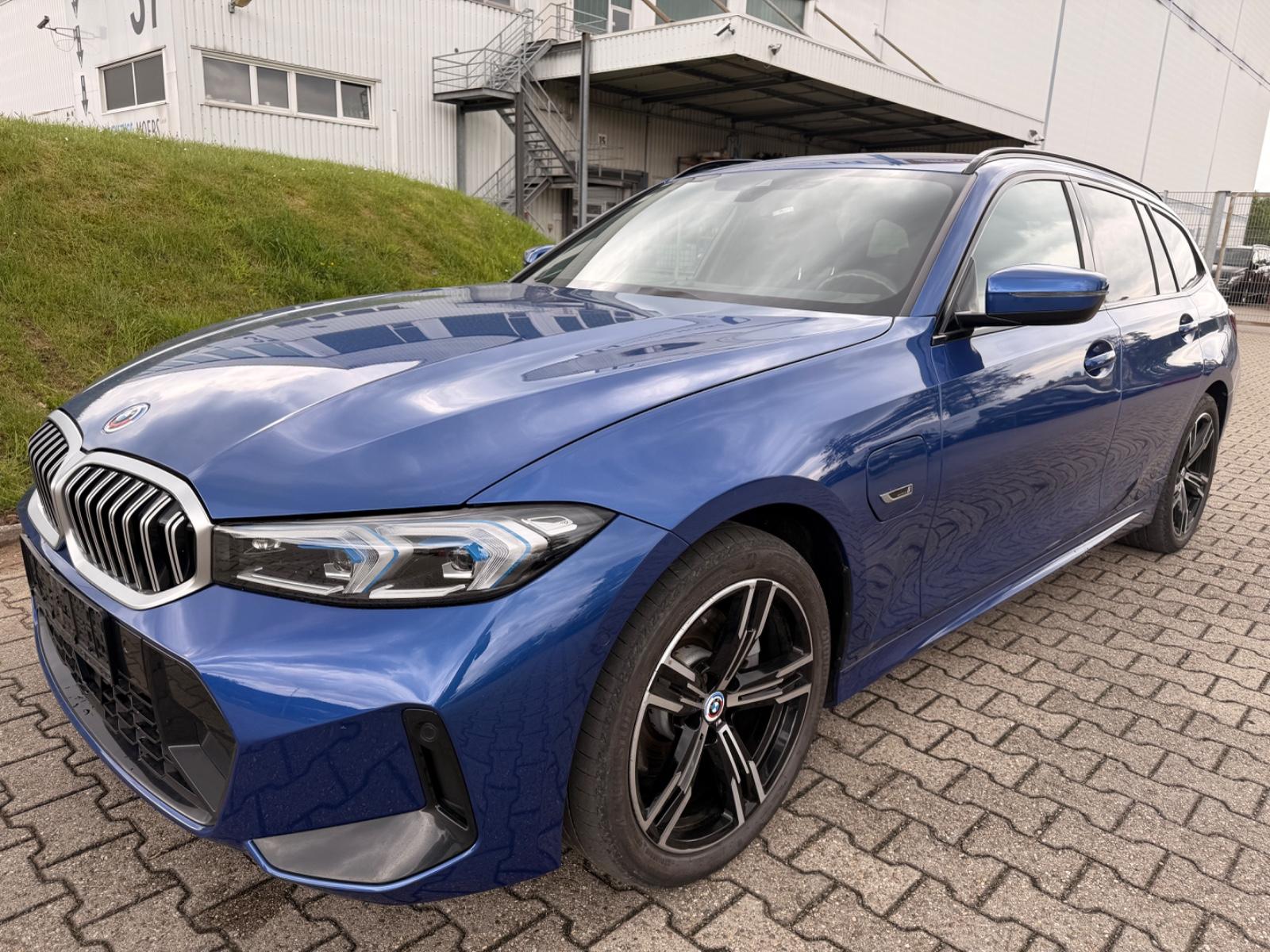 BMW 330e Touring M Sport Panorama Widescreen AHK LED