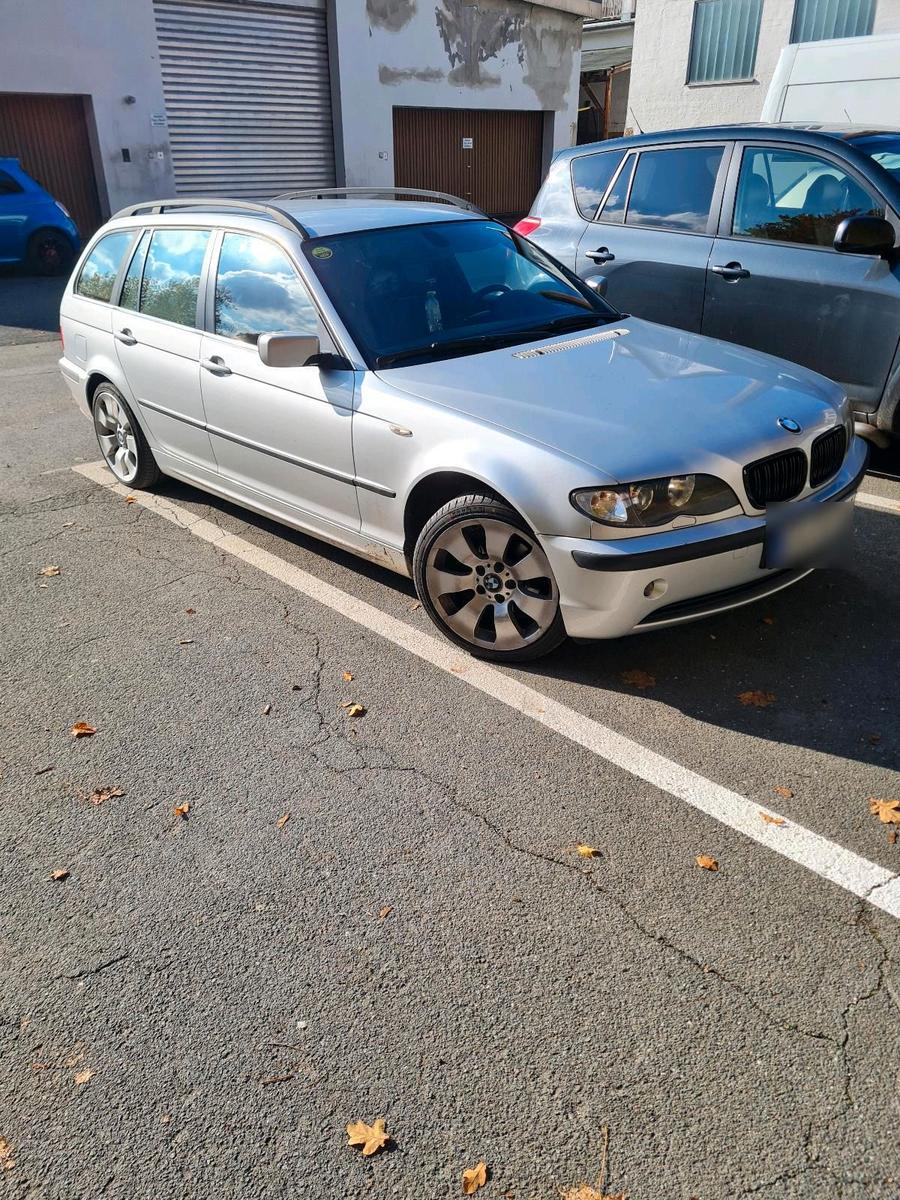 BMW 318 2005 — rear view