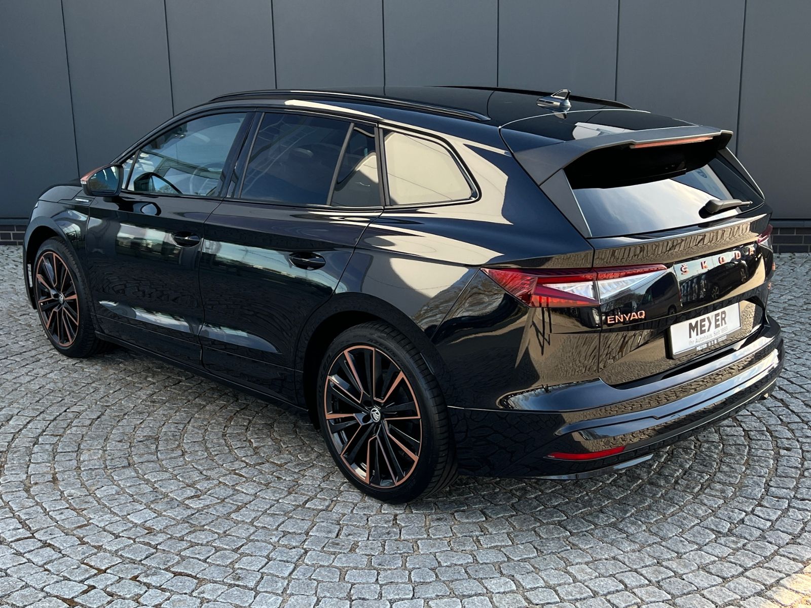 Fahrzeugabbildung SKODA Enyaq iV 80 Founders Edition *Wärmepumpe, Navi,