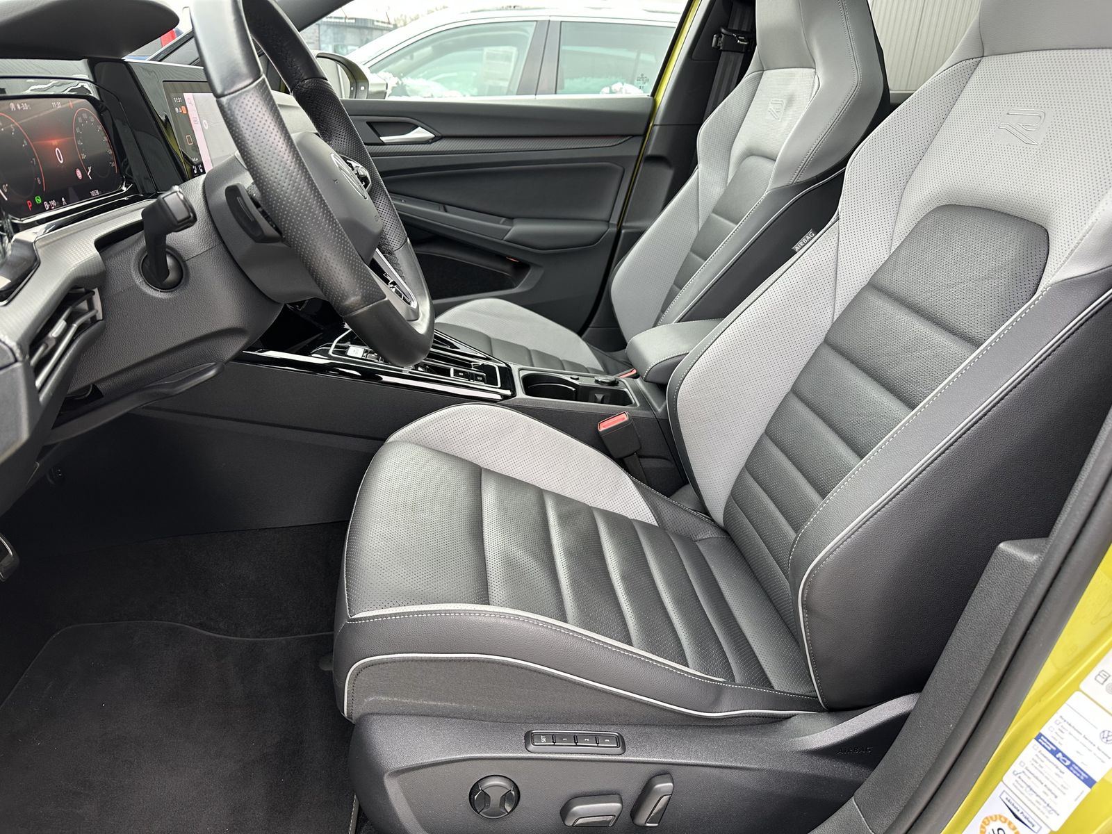 Fahrzeugabbildung Volkswagen Golf Variant 2.0 TSI DSG R-Line NAV+LED+AHK+PANO